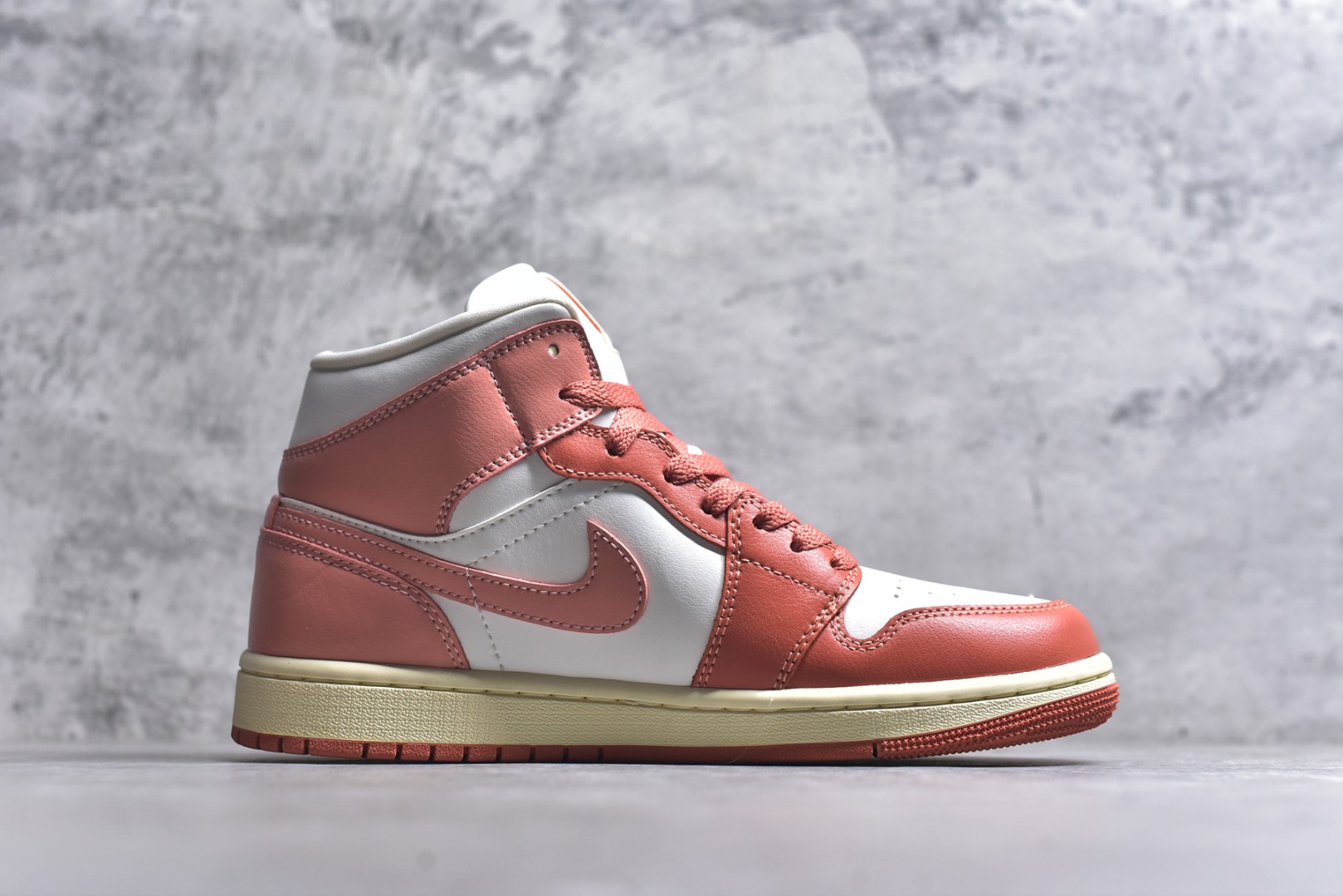 图片[3]-#Air Jordan AJ1 High 高帮全系列 性价比批次 原盒原配 大厂出品 原厂楦头纸板数据开发 鞋型公整不松垮 采购头层皮料冲裁 高整洁度 上脚原汁原味的公司货既视感 原底独立模具 中底四线拉帮完美走线 原模大底咬花 实拍调校N版已经零色差零失真 百分百还原实物色彩所见即所得 不存在货不对板色差等低级问题 选购参考实物拍摄 不混卖不参货 只用心做好货严格选品 承诺混一赔十 尺码：36 36.5 37.5 38 38.5 39 40 40.5 41 42 42.5 43 44 44.5 45-选品中心