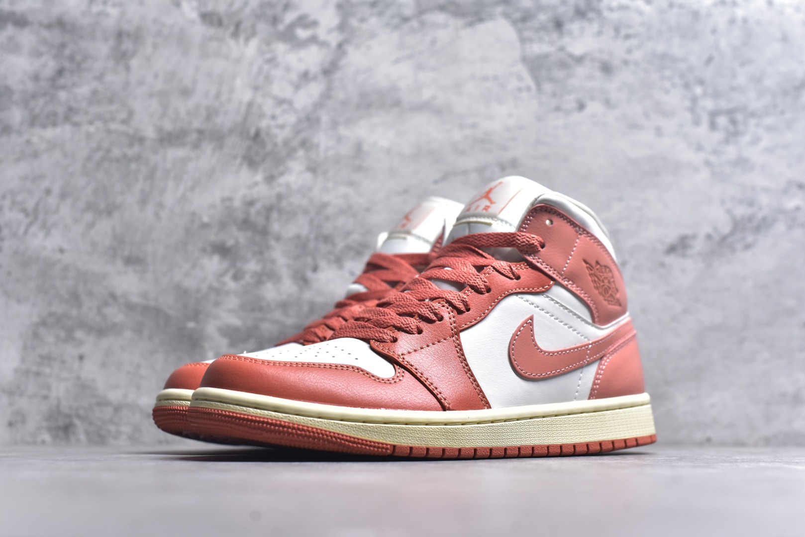 图片[2]-#Air Jordan AJ1 High 高帮全系列 性价比批次 原盒原配 大厂出品 原厂楦头纸板数据开发 鞋型公整不松垮 采购头层皮料冲裁 高整洁度 上脚原汁原味的公司货既视感 原底独立模具 中底四线拉帮完美走线 原模大底咬花 实拍调校N版已经零色差零失真 百分百还原实物色彩所见即所得 不存在货不对板色差等低级问题 选购参考实物拍摄 不混卖不参货 只用心做好货严格选品 承诺混一赔十 尺码：36 36.5 37.5 38 38.5 39 40 40.5 41 42 42.5 43 44 44.5 45-选品中心