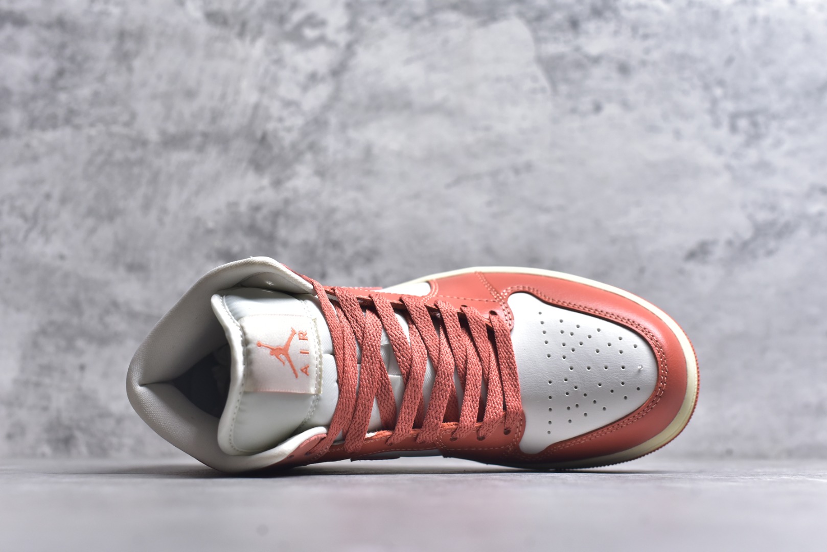 图片[4]-#Air Jordan AJ1 High 高帮全系列 性价比批次 原盒原配 大厂出品 原厂楦头纸板数据开发 鞋型公整不松垮 采购头层皮料冲裁 高整洁度 上脚原汁原味的公司货既视感 原底独立模具 中底四线拉帮完美走线 原模大底咬花 实拍调校N版已经零色差零失真 百分百还原实物色彩所见即所得 不存在货不对板色差等低级问题 选购参考实物拍摄 不混卖不参货 只用心做好货严格选品 承诺混一赔十 尺码：36 36.5 37.5 38 38.5 39 40 40.5 41 42 42.5 43 44 44.5 45-选品中心