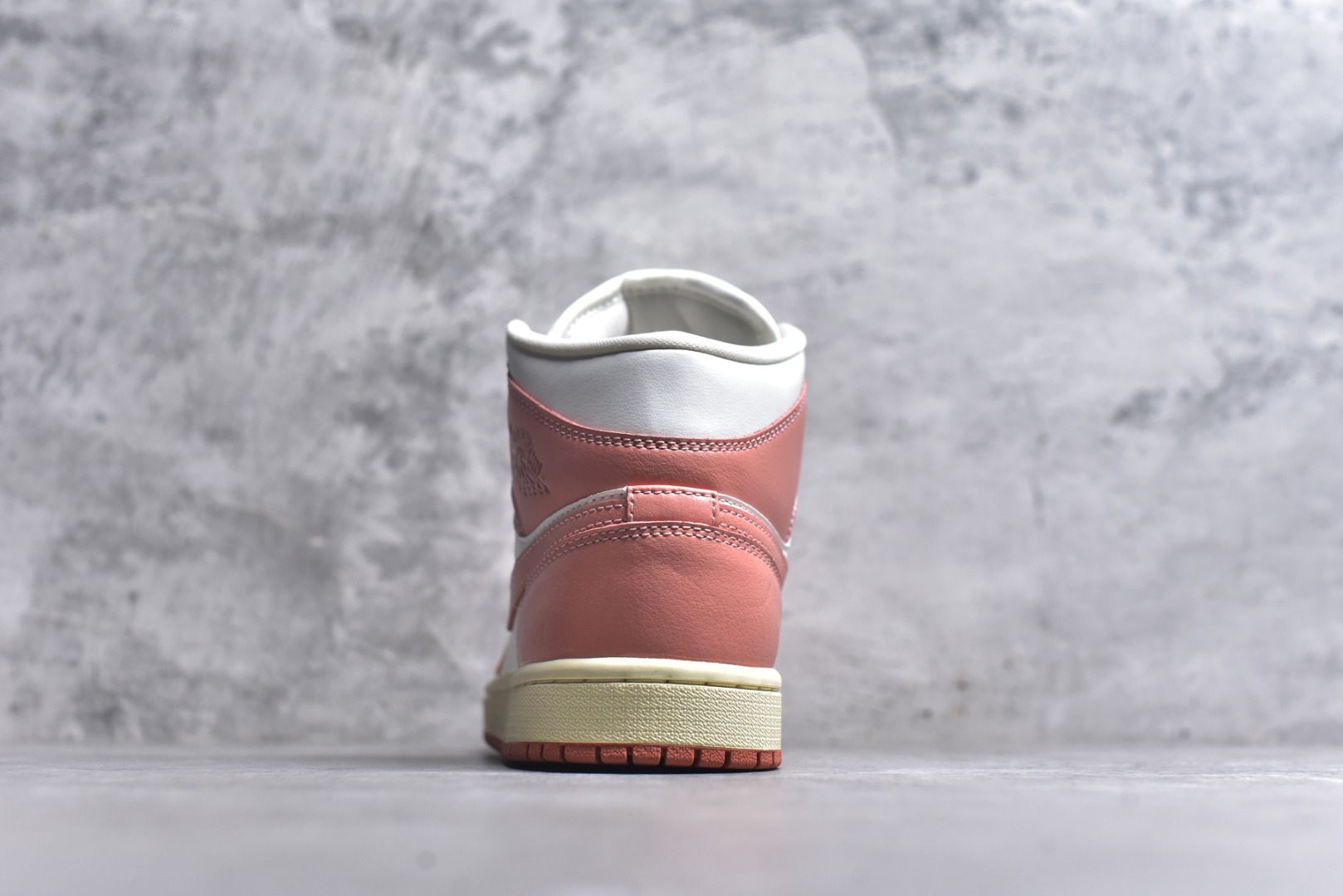 图片[5]-#Air Jordan AJ1 High 高帮全系列 性价比批次 原盒原配 大厂出品 原厂楦头纸板数据开发 鞋型公整不松垮 采购头层皮料冲裁 高整洁度 上脚原汁原味的公司货既视感 原底独立模具 中底四线拉帮完美走线 原模大底咬花 实拍调校N版已经零色差零失真 百分百还原实物色彩所见即所得 不存在货不对板色差等低级问题 选购参考实物拍摄 不混卖不参货 只用心做好货严格选品 承诺混一赔十 尺码：36 36.5 37.5 38 38.5 39 40 40.5 41 42 42.5 43 44 44.5 45-选品中心