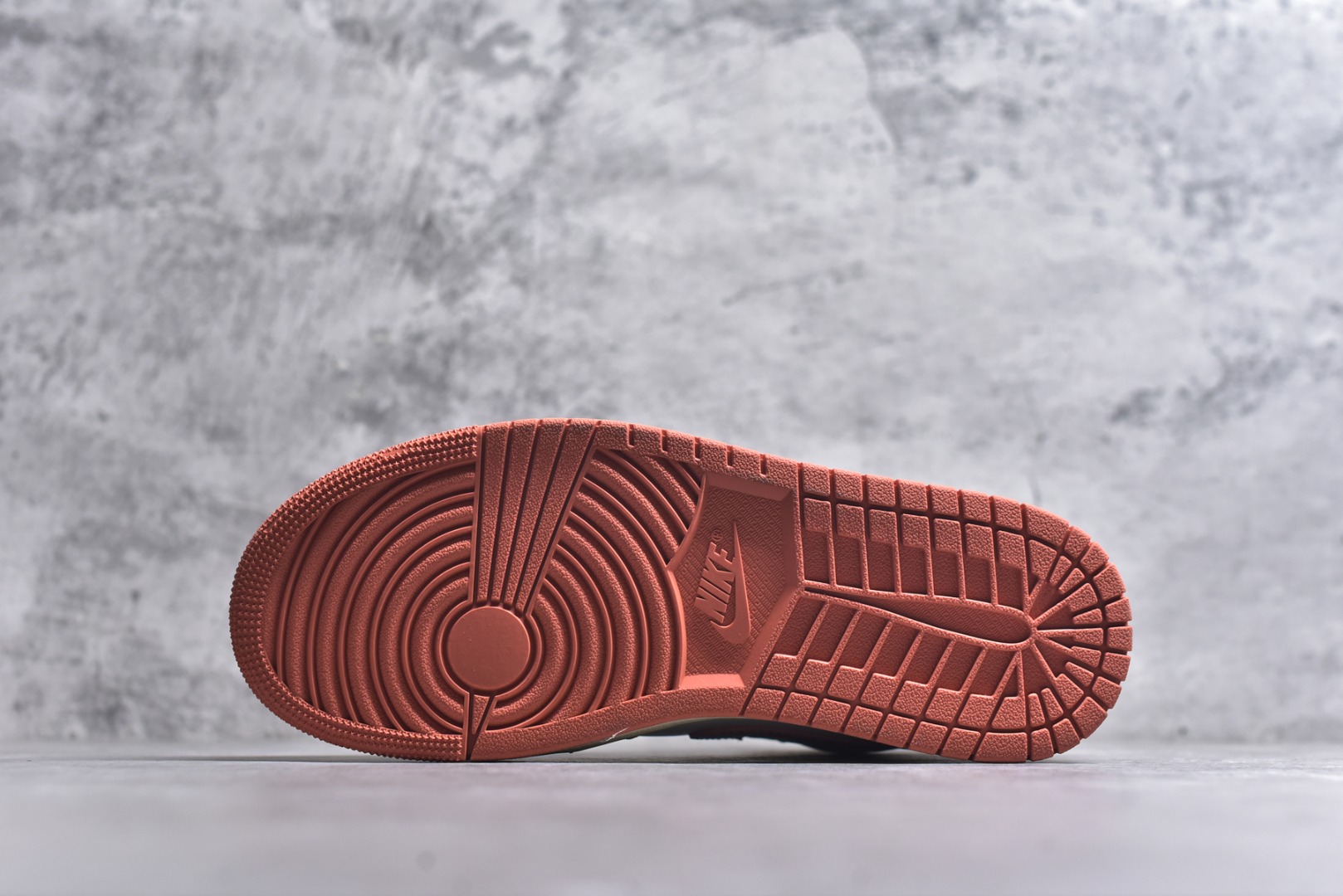 图片[6]-#Air Jordan AJ1 High 高帮全系列 性价比批次 原盒原配 大厂出品 原厂楦头纸板数据开发 鞋型公整不松垮 采购头层皮料冲裁 高整洁度 上脚原汁原味的公司货既视感 原底独立模具 中底四线拉帮完美走线 原模大底咬花 实拍调校N版已经零色差零失真 百分百还原实物色彩所见即所得 不存在货不对板色差等低级问题 选购参考实物拍摄 不混卖不参货 只用心做好货严格选品 承诺混一赔十 尺码：36 36.5 37.5 38 38.5 39 40 40.5 41 42 42.5 43 44 44.5 45-选品中心