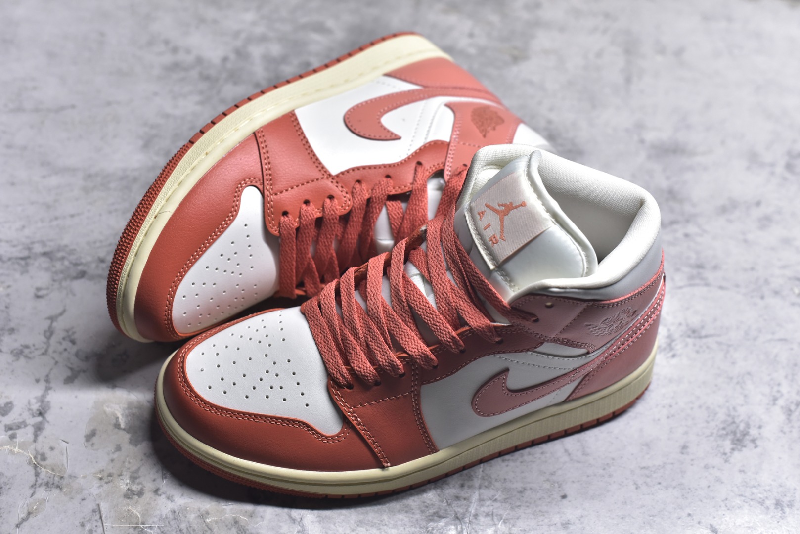 图片[7]-#Air Jordan AJ1 High 高帮全系列 性价比批次 原盒原配 大厂出品 原厂楦头纸板数据开发 鞋型公整不松垮 采购头层皮料冲裁 高整洁度 上脚原汁原味的公司货既视感 原底独立模具 中底四线拉帮完美走线 原模大底咬花 实拍调校N版已经零色差零失真 百分百还原实物色彩所见即所得 不存在货不对板色差等低级问题 选购参考实物拍摄 不混卖不参货 只用心做好货严格选品 承诺混一赔十 尺码：36 36.5 37.5 38 38.5 39 40 40.5 41 42 42.5 43 44 44.5 45-选品中心