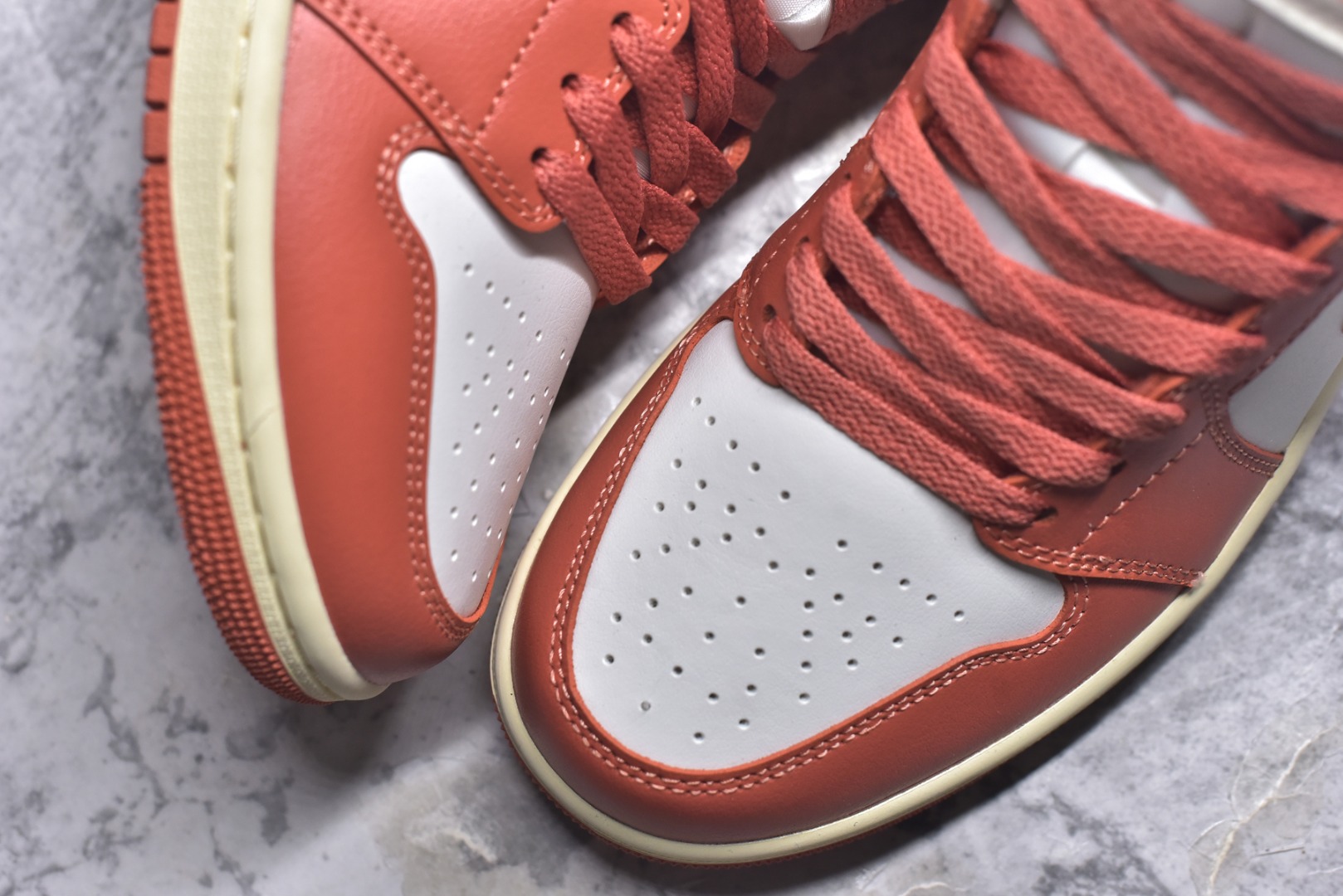 图片[8]-#Air Jordan AJ1 High 高帮全系列 性价比批次 原盒原配 大厂出品 原厂楦头纸板数据开发 鞋型公整不松垮 采购头层皮料冲裁 高整洁度 上脚原汁原味的公司货既视感 原底独立模具 中底四线拉帮完美走线 原模大底咬花 实拍调校N版已经零色差零失真 百分百还原实物色彩所见即所得 不存在货不对板色差等低级问题 选购参考实物拍摄 不混卖不参货 只用心做好货严格选品 承诺混一赔十 尺码：36 36.5 37.5 38 38.5 39 40 40.5 41 42 42.5 43 44 44.5 45-选品中心