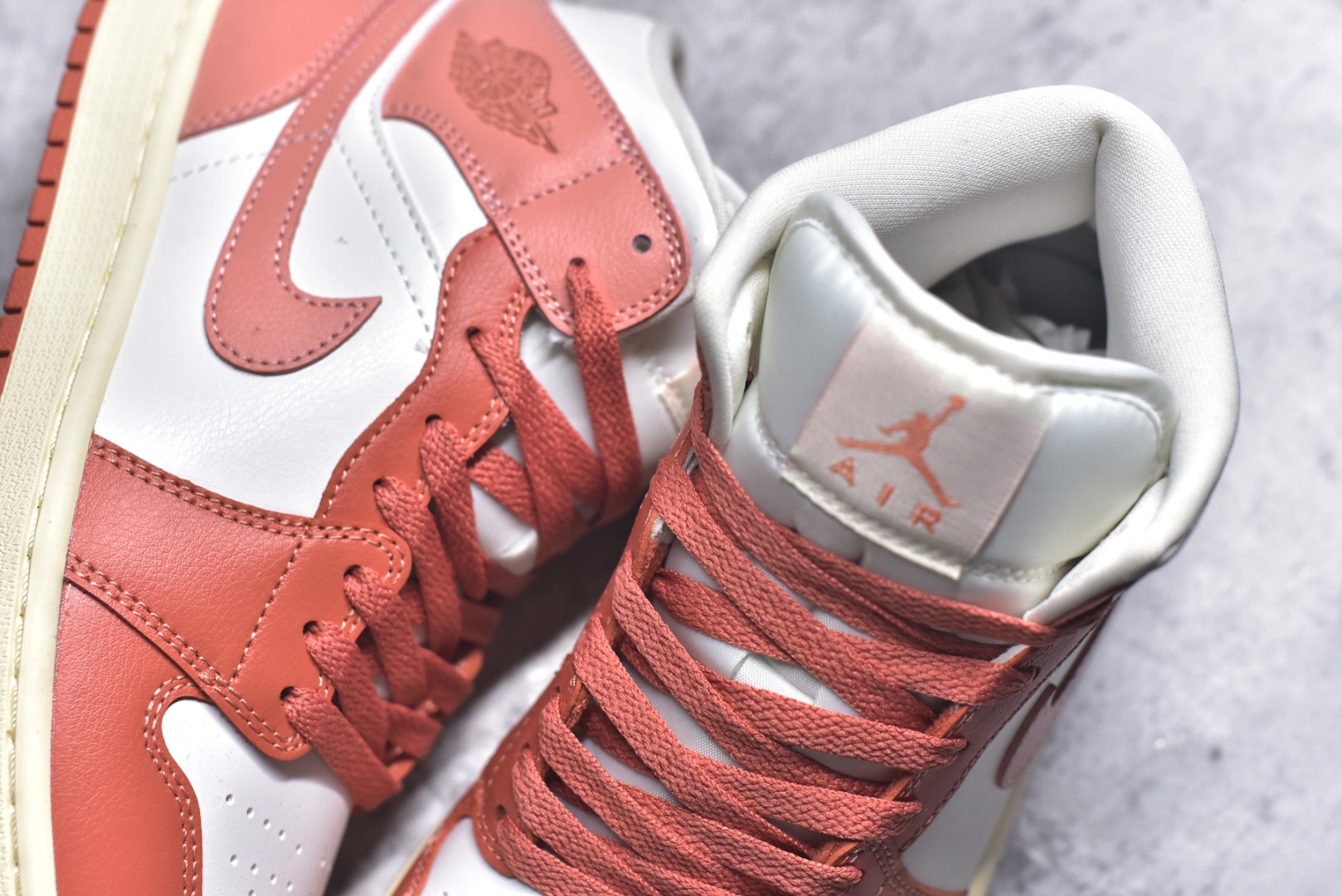 图片[9]-#Air Jordan AJ1 High 高帮全系列 性价比批次 原盒原配 大厂出品 原厂楦头纸板数据开发 鞋型公整不松垮 采购头层皮料冲裁 高整洁度 上脚原汁原味的公司货既视感 原底独立模具 中底四线拉帮完美走线 原模大底咬花 实拍调校N版已经零色差零失真 百分百还原实物色彩所见即所得 不存在货不对板色差等低级问题 选购参考实物拍摄 不混卖不参货 只用心做好货严格选品 承诺混一赔十 尺码：36 36.5 37.5 38 38.5 39 40 40.5 41 42 42.5 43 44 44.5 45-选品中心