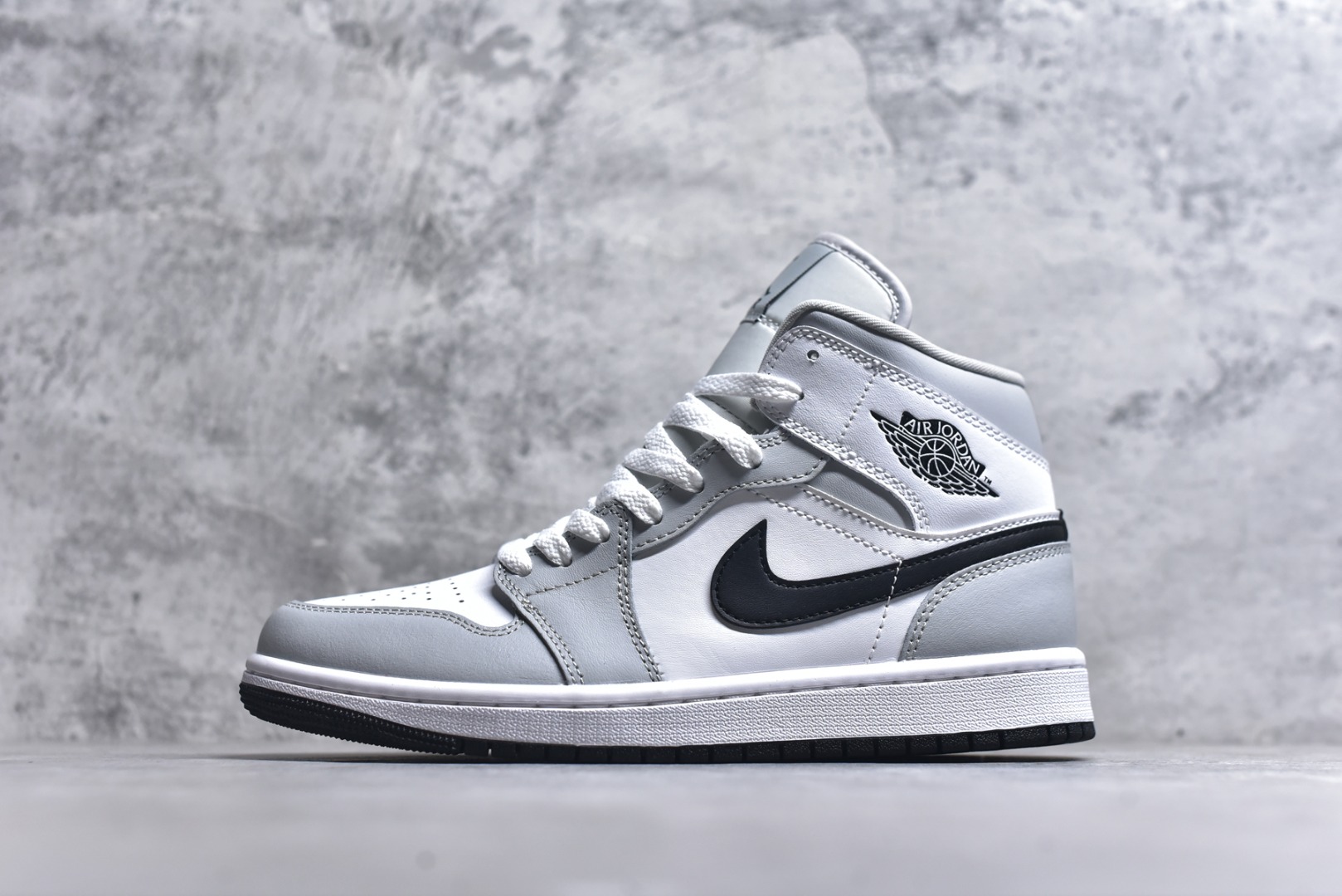 #Air Jordan AJ1 High 高帮全系列 性价比批次 原盒原配 大厂出品 原厂楦头纸板数据开发 鞋型公整不松垮 采购头层皮料冲裁 高整洁度 上脚原汁原味的公司货既视感 原底独立模具 中底四线拉帮完美走线 原模大底咬花 实拍调校N版已经零色差零失真 百分百还原实物色彩所见即所得 不存在货不对板色差等低级问题 选购参考实物拍摄 不混卖不参货 只用心做好货严格选品 承诺混一赔十 尺码：36 36.5 37.5 38 38.5 39 40 40.5 41 42 42.5 43 44 44.5 45-选品中心
