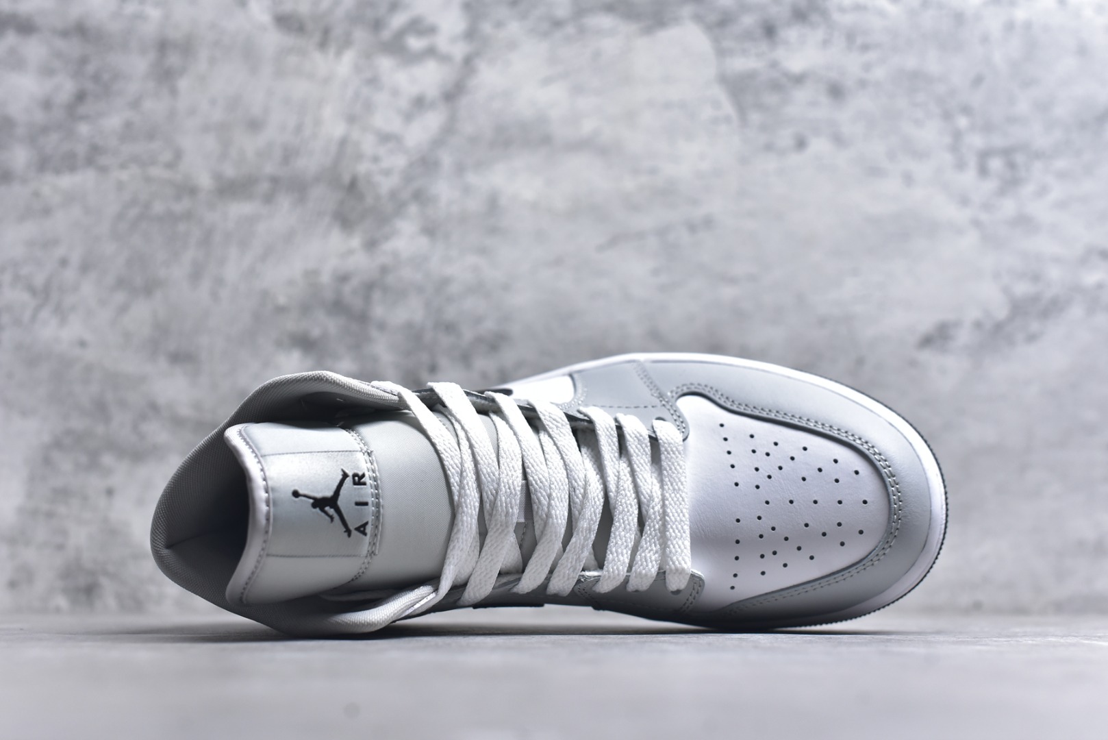 图片[4]-#Air Jordan AJ1 High 高帮全系列 性价比批次 原盒原配 大厂出品 原厂楦头纸板数据开发 鞋型公整不松垮 采购头层皮料冲裁 高整洁度 上脚原汁原味的公司货既视感 原底独立模具 中底四线拉帮完美走线 原模大底咬花 实拍调校N版已经零色差零失真 百分百还原实物色彩所见即所得 不存在货不对板色差等低级问题 选购参考实物拍摄 不混卖不参货 只用心做好货严格选品 承诺混一赔十 尺码：36 36.5 37.5 38 38.5 39 40 40.5 41 42 42.5 43 44 44.5 45-选品中心