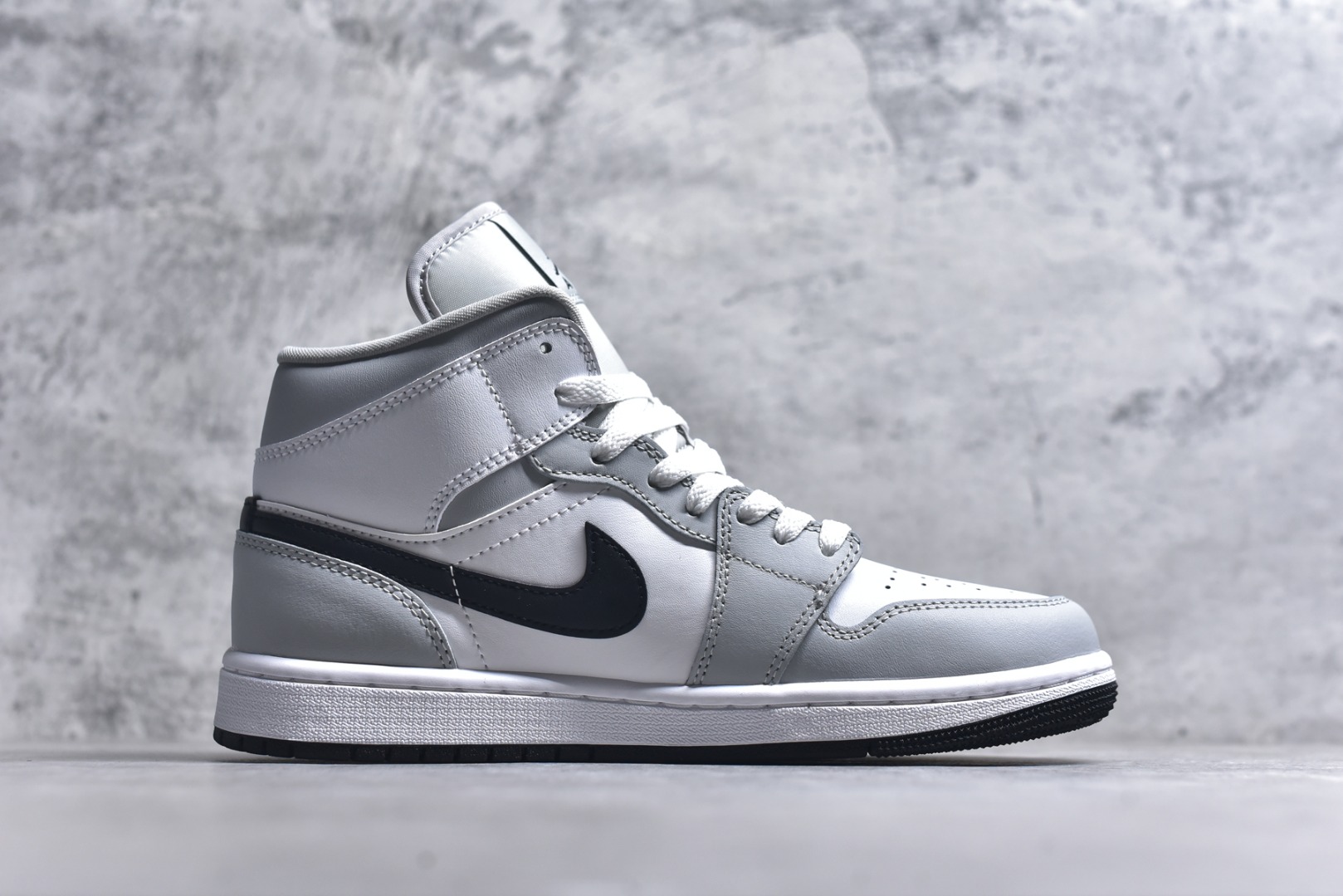 图片[3]-#Air Jordan AJ1 High 高帮全系列 性价比批次 原盒原配 大厂出品 原厂楦头纸板数据开发 鞋型公整不松垮 采购头层皮料冲裁 高整洁度 上脚原汁原味的公司货既视感 原底独立模具 中底四线拉帮完美走线 原模大底咬花 实拍调校N版已经零色差零失真 百分百还原实物色彩所见即所得 不存在货不对板色差等低级问题 选购参考实物拍摄 不混卖不参货 只用心做好货严格选品 承诺混一赔十 尺码：36 36.5 37.5 38 38.5 39 40 40.5 41 42 42.5 43 44 44.5 45-选品中心