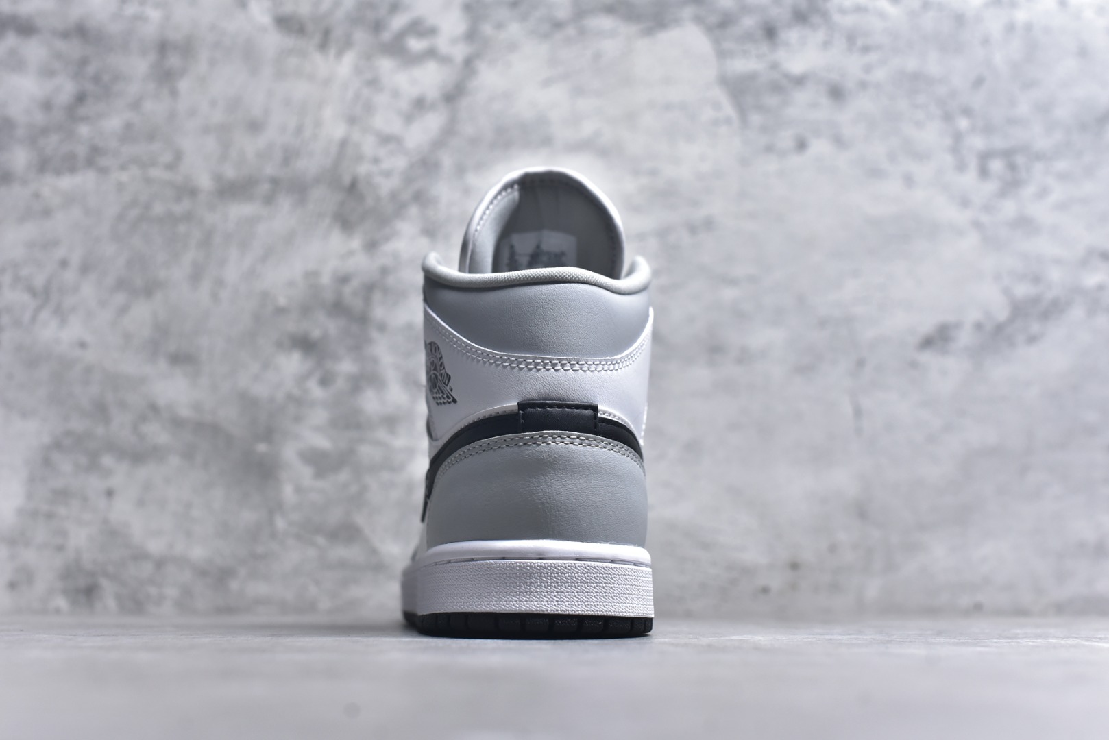 图片[5]-#Air Jordan AJ1 High 高帮全系列 性价比批次 原盒原配 大厂出品 原厂楦头纸板数据开发 鞋型公整不松垮 采购头层皮料冲裁 高整洁度 上脚原汁原味的公司货既视感 原底独立模具 中底四线拉帮完美走线 原模大底咬花 实拍调校N版已经零色差零失真 百分百还原实物色彩所见即所得 不存在货不对板色差等低级问题 选购参考实物拍摄 不混卖不参货 只用心做好货严格选品 承诺混一赔十 尺码：36 36.5 37.5 38 38.5 39 40 40.5 41 42 42.5 43 44 44.5 45-选品中心