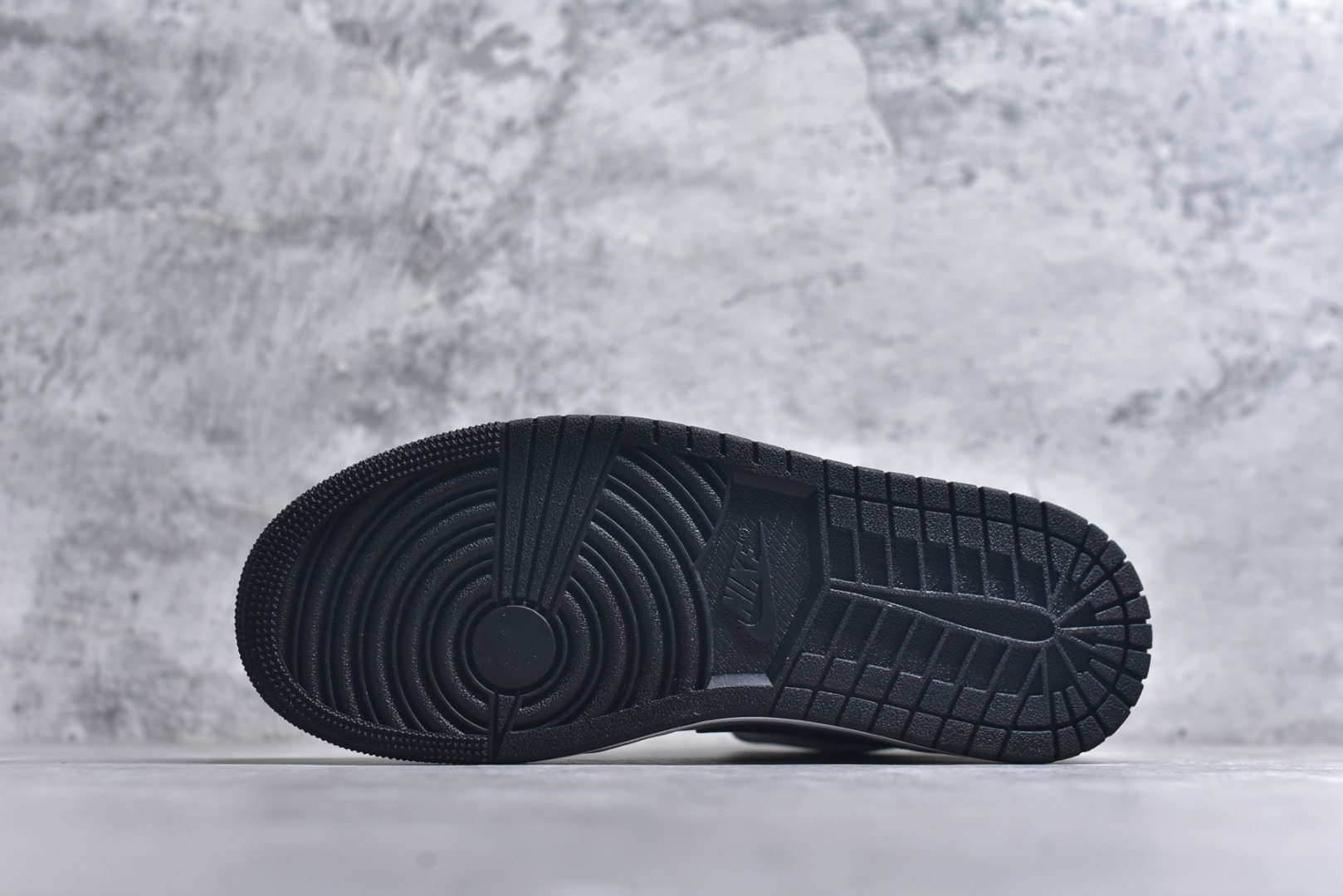 图片[6]-#Air Jordan AJ1 High 高帮全系列 性价比批次 原盒原配 大厂出品 原厂楦头纸板数据开发 鞋型公整不松垮 采购头层皮料冲裁 高整洁度 上脚原汁原味的公司货既视感 原底独立模具 中底四线拉帮完美走线 原模大底咬花 实拍调校N版已经零色差零失真 百分百还原实物色彩所见即所得 不存在货不对板色差等低级问题 选购参考实物拍摄 不混卖不参货 只用心做好货严格选品 承诺混一赔十 尺码：36 36.5 37.5 38 38.5 39 40 40.5 41 42 42.5 43 44 44.5 45-选品中心