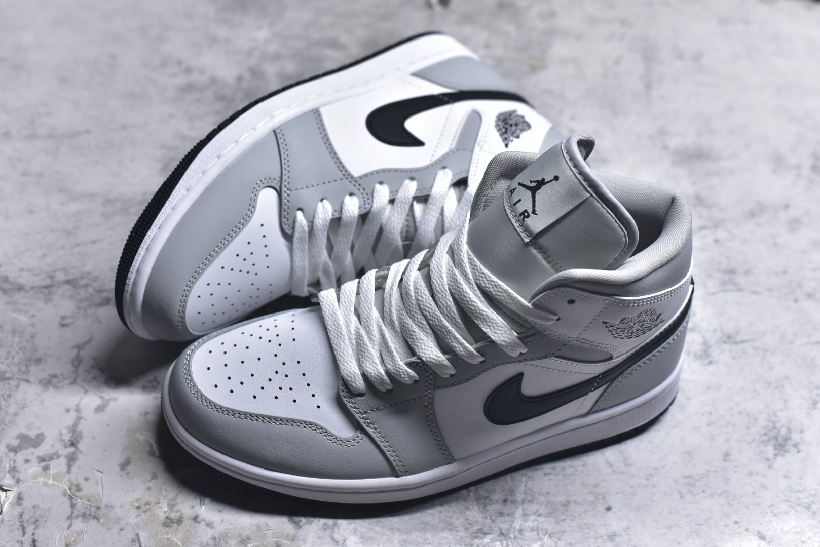 图片[7]-#Air Jordan AJ1 High 高帮全系列 性价比批次 原盒原配 大厂出品 原厂楦头纸板数据开发 鞋型公整不松垮 采购头层皮料冲裁 高整洁度 上脚原汁原味的公司货既视感 原底独立模具 中底四线拉帮完美走线 原模大底咬花 实拍调校N版已经零色差零失真 百分百还原实物色彩所见即所得 不存在货不对板色差等低级问题 选购参考实物拍摄 不混卖不参货 只用心做好货严格选品 承诺混一赔十 尺码：36 36.5 37.5 38 38.5 39 40 40.5 41 42 42.5 43 44 44.5 45-选品中心