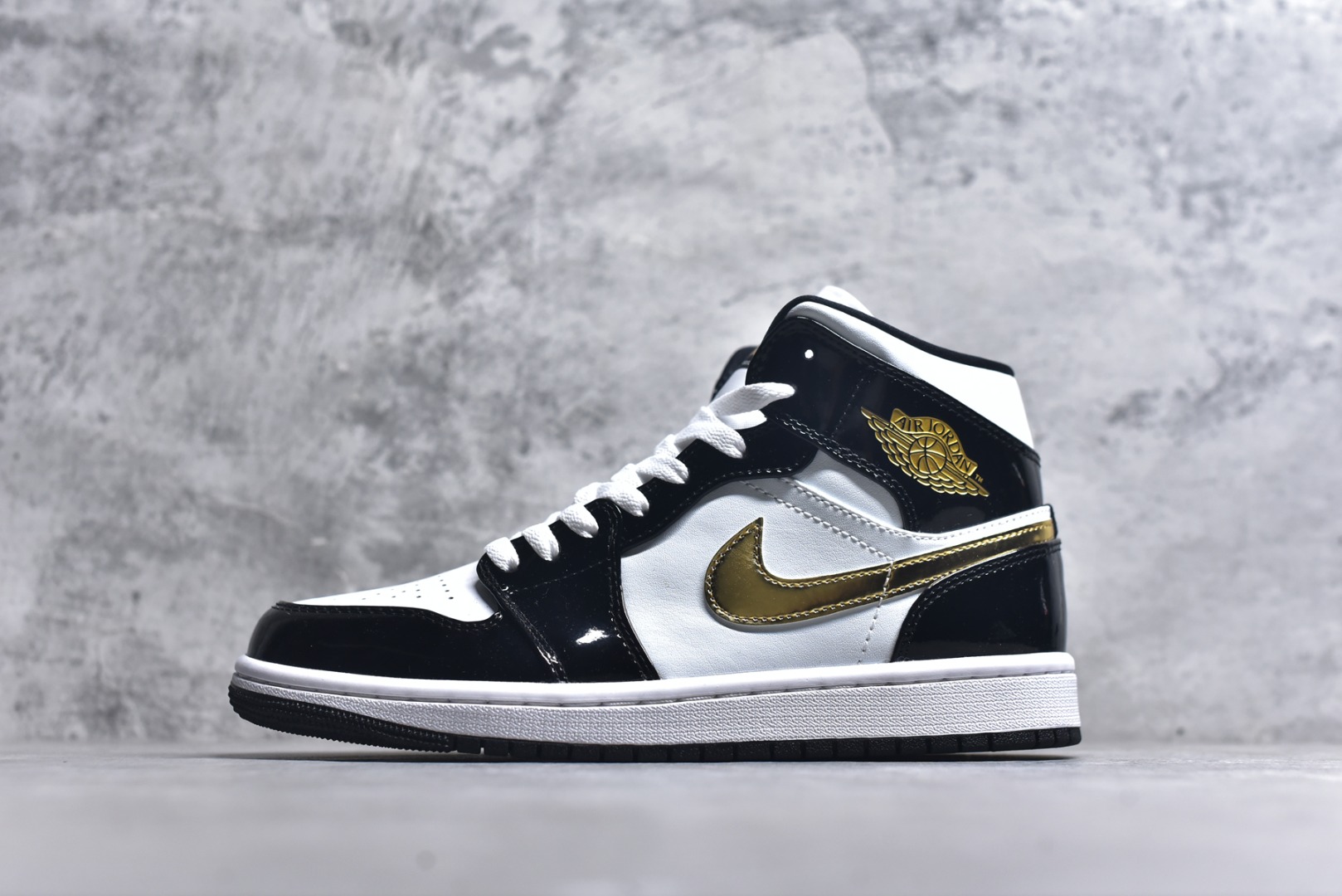 #Air Jordan AJ1 High 高帮全系列 性价比批次 原盒原配 大厂出品 原厂楦头纸板数据开发 鞋型公整不松垮 采购头层皮料冲裁 高整洁度 上脚原汁原味的公司货既视感 原底独立模具 中底四线拉帮完美走线 原模大底咬花 实拍调校N版已经零色差零失真 百分百还原实物色彩所见即所得 不存在货不对板色差等低级问题 选购参考实物拍摄 不混卖不参货 只用心做好货严格选品 承诺混一赔十 尺码：36 36.5 37.5 38 38.5 39 40 40.5 41 42 42.5 43 44 44.5 45-选品中心