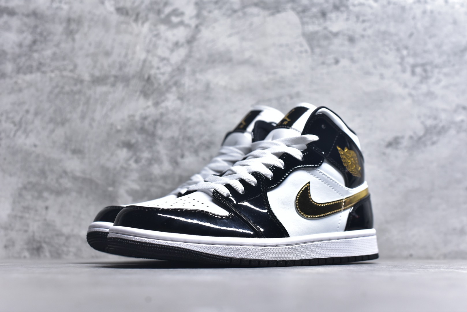 图片[2]-#Air Jordan AJ1 High 高帮全系列 性价比批次 原盒原配 大厂出品 原厂楦头纸板数据开发 鞋型公整不松垮 采购头层皮料冲裁 高整洁度 上脚原汁原味的公司货既视感 原底独立模具 中底四线拉帮完美走线 原模大底咬花 实拍调校N版已经零色差零失真 百分百还原实物色彩所见即所得 不存在货不对板色差等低级问题 选购参考实物拍摄 不混卖不参货 只用心做好货严格选品 承诺混一赔十 尺码：36 36.5 37.5 38 38.5 39 40 40.5 41 42 42.5 43 44 44.5 45-选品中心