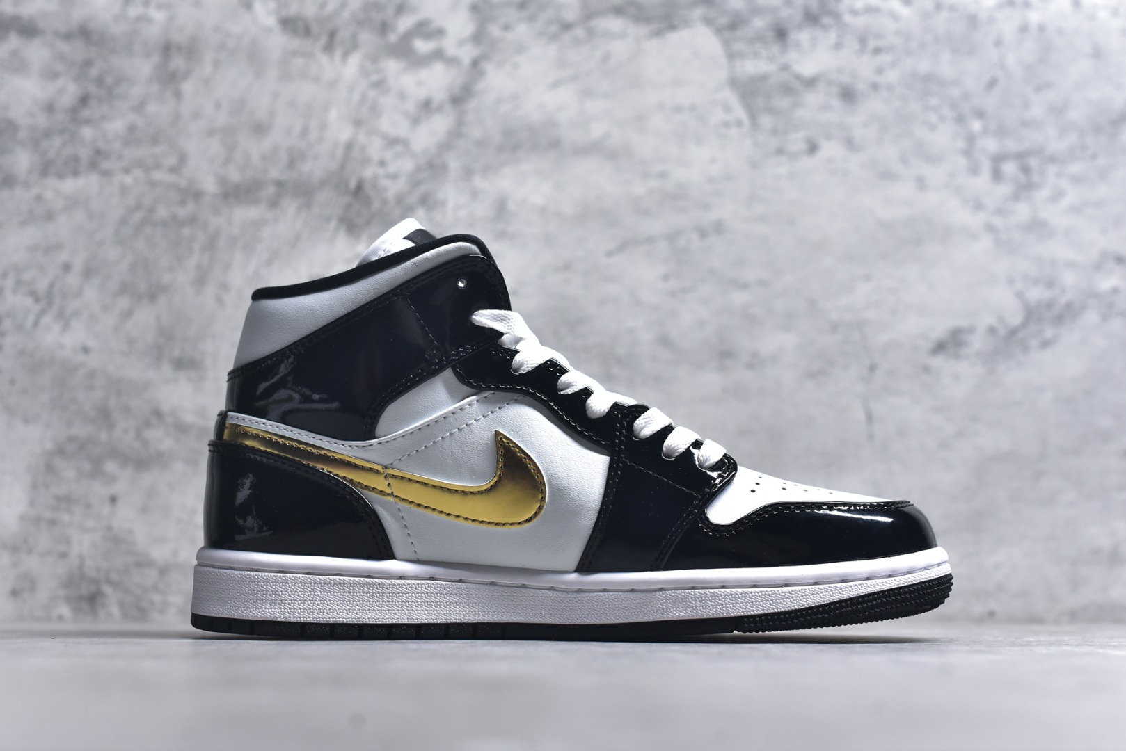 图片[3]-#Air Jordan AJ1 High 高帮全系列 性价比批次 原盒原配 大厂出品 原厂楦头纸板数据开发 鞋型公整不松垮 采购头层皮料冲裁 高整洁度 上脚原汁原味的公司货既视感 原底独立模具 中底四线拉帮完美走线 原模大底咬花 实拍调校N版已经零色差零失真 百分百还原实物色彩所见即所得 不存在货不对板色差等低级问题 选购参考实物拍摄 不混卖不参货 只用心做好货严格选品 承诺混一赔十 尺码：36 36.5 37.5 38 38.5 39 40 40.5 41 42 42.5 43 44 44.5 45-选品中心