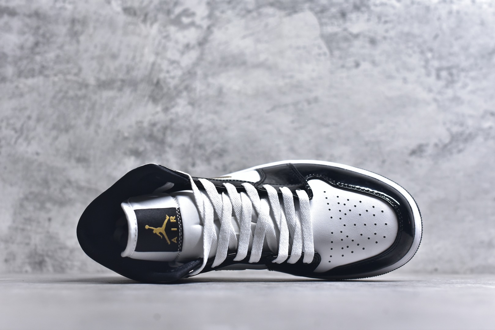 图片[4]-#Air Jordan AJ1 High 高帮全系列 性价比批次 原盒原配 大厂出品 原厂楦头纸板数据开发 鞋型公整不松垮 采购头层皮料冲裁 高整洁度 上脚原汁原味的公司货既视感 原底独立模具 中底四线拉帮完美走线 原模大底咬花 实拍调校N版已经零色差零失真 百分百还原实物色彩所见即所得 不存在货不对板色差等低级问题 选购参考实物拍摄 不混卖不参货 只用心做好货严格选品 承诺混一赔十 尺码：36 36.5 37.5 38 38.5 39 40 40.5 41 42 42.5 43 44 44.5 45-选品中心