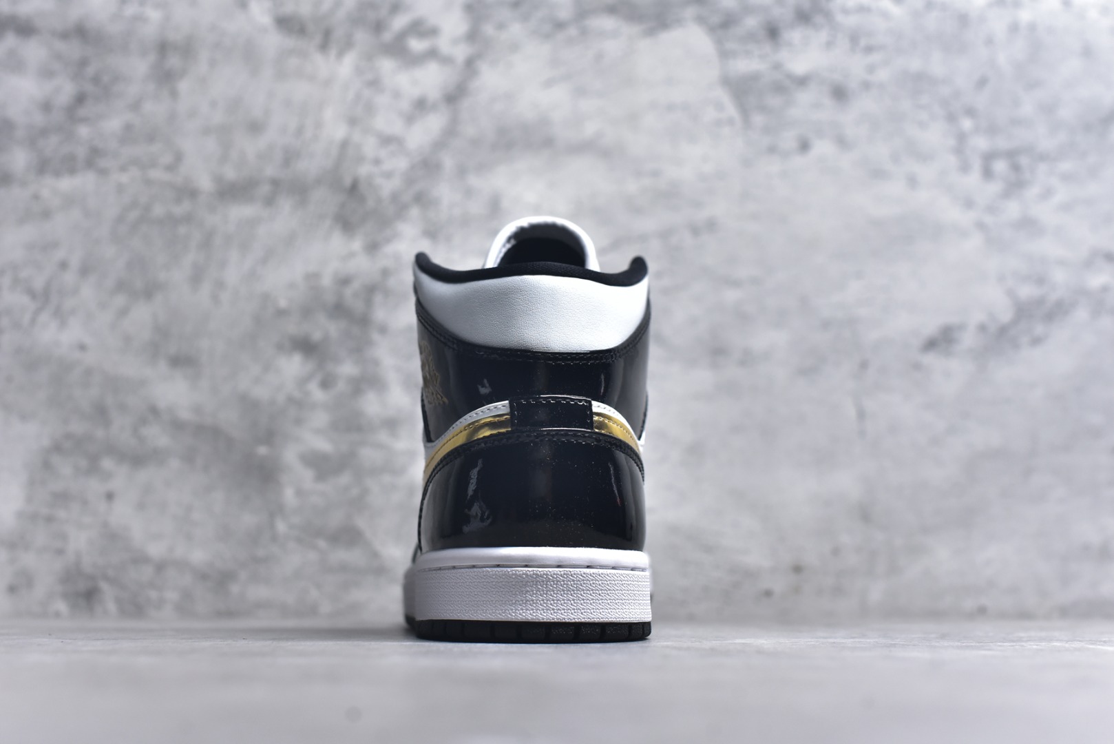 图片[5]-#Air Jordan AJ1 High 高帮全系列 性价比批次 原盒原配 大厂出品 原厂楦头纸板数据开发 鞋型公整不松垮 采购头层皮料冲裁 高整洁度 上脚原汁原味的公司货既视感 原底独立模具 中底四线拉帮完美走线 原模大底咬花 实拍调校N版已经零色差零失真 百分百还原实物色彩所见即所得 不存在货不对板色差等低级问题 选购参考实物拍摄 不混卖不参货 只用心做好货严格选品 承诺混一赔十 尺码：36 36.5 37.5 38 38.5 39 40 40.5 41 42 42.5 43 44 44.5 45-选品中心