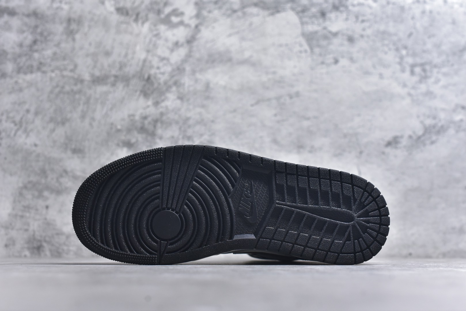 图片[6]-#Air Jordan AJ1 High 高帮全系列 性价比批次 原盒原配 大厂出品 原厂楦头纸板数据开发 鞋型公整不松垮 采购头层皮料冲裁 高整洁度 上脚原汁原味的公司货既视感 原底独立模具 中底四线拉帮完美走线 原模大底咬花 实拍调校N版已经零色差零失真 百分百还原实物色彩所见即所得 不存在货不对板色差等低级问题 选购参考实物拍摄 不混卖不参货 只用心做好货严格选品 承诺混一赔十 尺码：36 36.5 37.5 38 38.5 39 40 40.5 41 42 42.5 43 44 44.5 45-选品中心