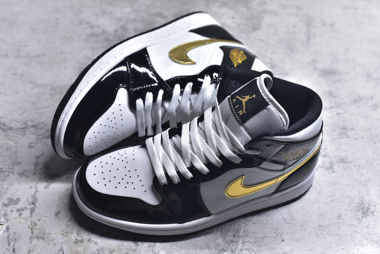 图片[7]-#Air Jordan AJ1 High 高帮全系列 性价比批次 原盒原配 大厂出品 原厂楦头纸板数据开发 鞋型公整不松垮 采购头层皮料冲裁 高整洁度 上脚原汁原味的公司货既视感 原底独立模具 中底四线拉帮完美走线 原模大底咬花 实拍调校N版已经零色差零失真 百分百还原实物色彩所见即所得 不存在货不对板色差等低级问题 选购参考实物拍摄 不混卖不参货 只用心做好货严格选品 承诺混一赔十 尺码：36 36.5 37.5 38 38.5 39 40 40.5 41 42 42.5 43 44 44.5 45-选品中心