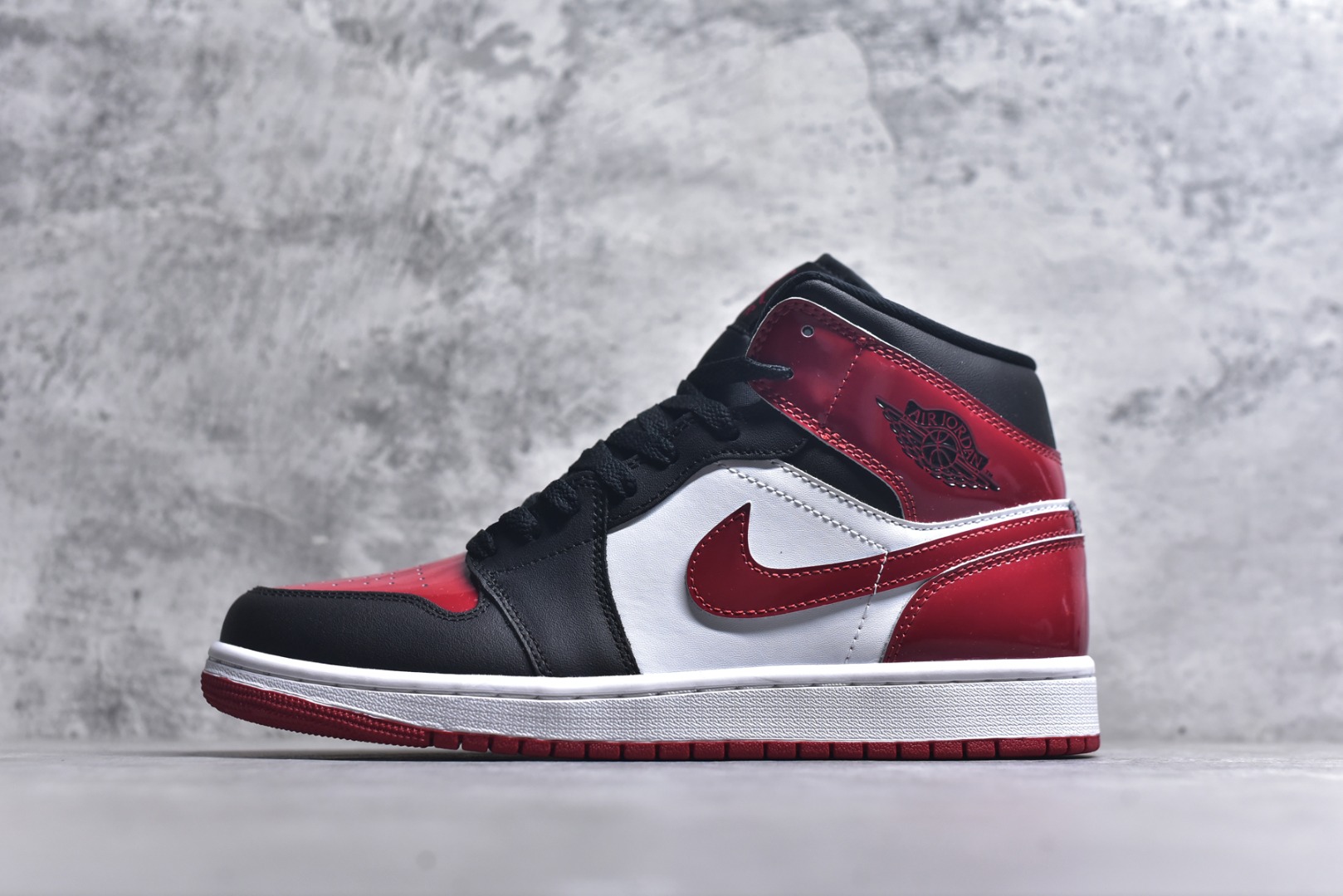 #Air Jordan AJ1 High 高帮全系列 性价比批次 原盒原配 大厂出品 原厂楦头纸板数据开发 鞋型公整不松垮 采购头层皮料冲裁 高整洁度 上脚原汁原味的公司货既视感 原底独立模具 中底四线拉帮完美走线 原模大底咬花 实拍调校N版已经零色差零失真 百分百还原实物色彩所见即所得 不存在货不对板色差等低级问题 选购参考实物拍摄 不混卖不参货 只用心做好货严格选品 承诺混一赔十 尺码：36 36.5 37.5 38 38.5 39 40 40.5 41 42 42.5 43 44 44.5 45-选品中心