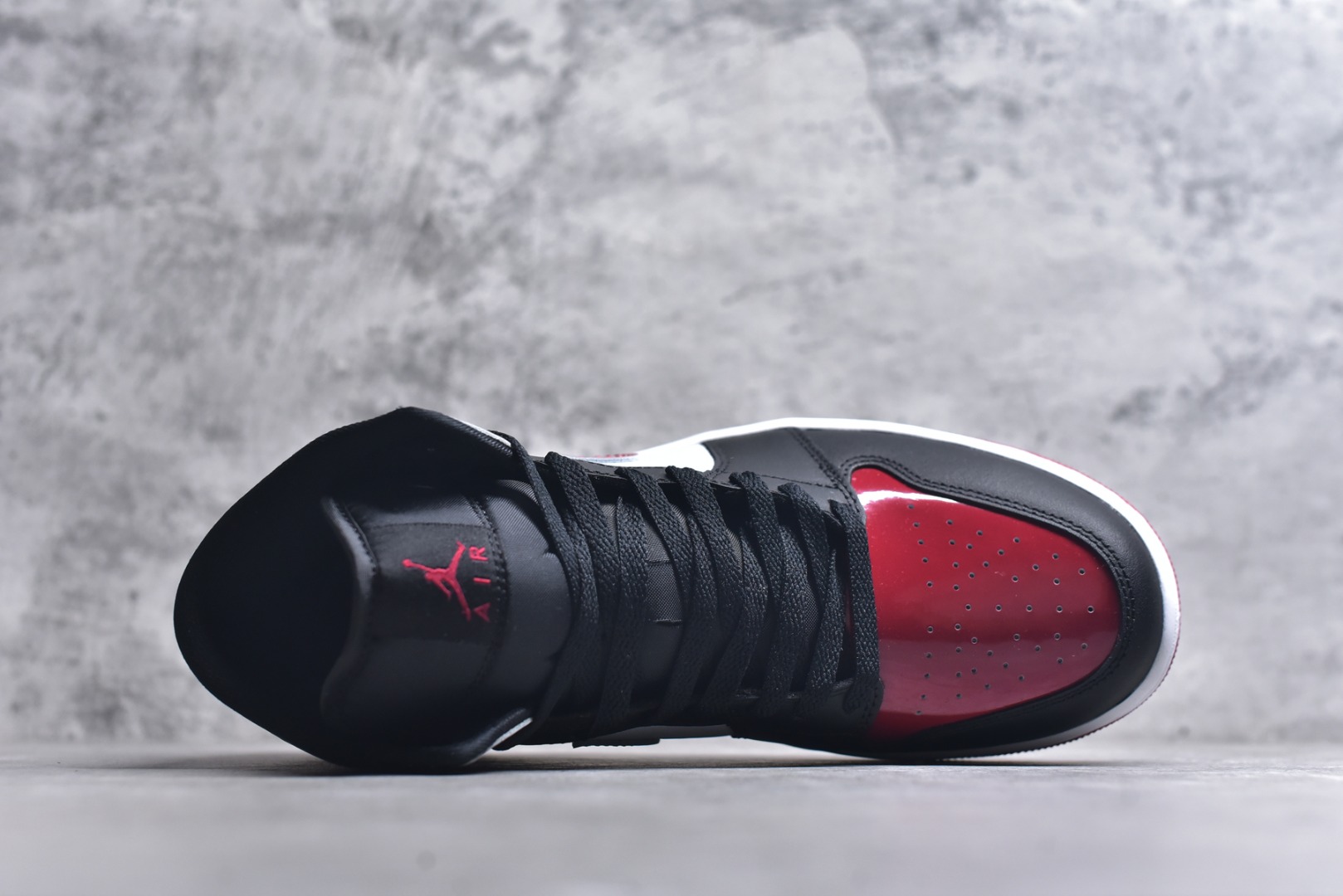 图片[4]-#Air Jordan AJ1 High 高帮全系列 性价比批次 原盒原配 大厂出品 原厂楦头纸板数据开发 鞋型公整不松垮 采购头层皮料冲裁 高整洁度 上脚原汁原味的公司货既视感 原底独立模具 中底四线拉帮完美走线 原模大底咬花 实拍调校N版已经零色差零失真 百分百还原实物色彩所见即所得 不存在货不对板色差等低级问题 选购参考实物拍摄 不混卖不参货 只用心做好货严格选品 承诺混一赔十 尺码：36 36.5 37.5 38 38.5 39 40 40.5 41 42 42.5 43 44 44.5 45-选品中心