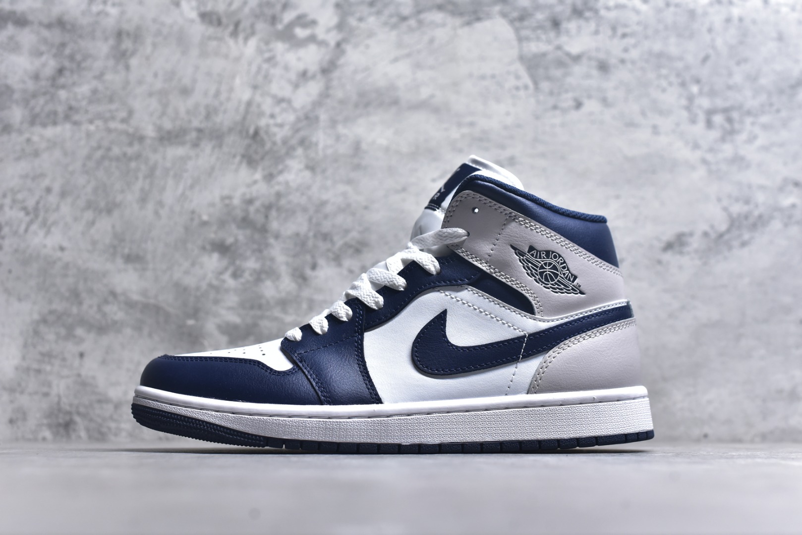 #Air Jordan AJ1 High 高帮全系列 性价比批次 原盒原配 大厂出品 原厂楦头纸板数据开发 鞋型公整不松垮 采购头层皮料冲裁 高整洁度 上脚原汁原味的公司货既视感 原底独立模具 中底四线拉帮完美走线 原模大底咬花 实拍调校N版已经零色差零失真 百分百还原实物色彩所见即所得 不存在货不对板色差等低级问题 选购参考实物拍摄 不混卖不参货 只用心做好货严格选品 承诺混一赔十 尺码：36 36.5 37.5 38 38.5 39 40 40.5 41 42 42.5 43 44 44.5 45-选品中心