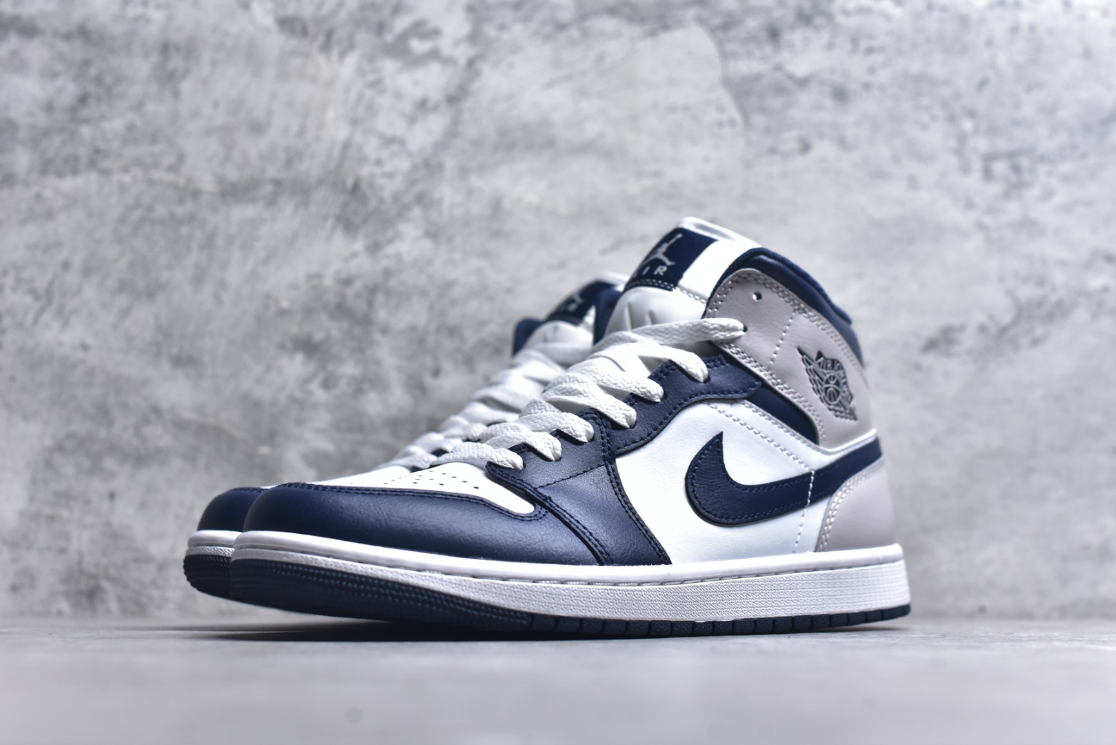 图片[2]-#Air Jordan AJ1 High 高帮全系列 性价比批次 原盒原配 大厂出品 原厂楦头纸板数据开发 鞋型公整不松垮 采购头层皮料冲裁 高整洁度 上脚原汁原味的公司货既视感 原底独立模具 中底四线拉帮完美走线 原模大底咬花 实拍调校N版已经零色差零失真 百分百还原实物色彩所见即所得 不存在货不对板色差等低级问题 选购参考实物拍摄 不混卖不参货 只用心做好货严格选品 承诺混一赔十 尺码：36 36.5 37.5 38 38.5 39 40 40.5 41 42 42.5 43 44 44.5 45-选品中心