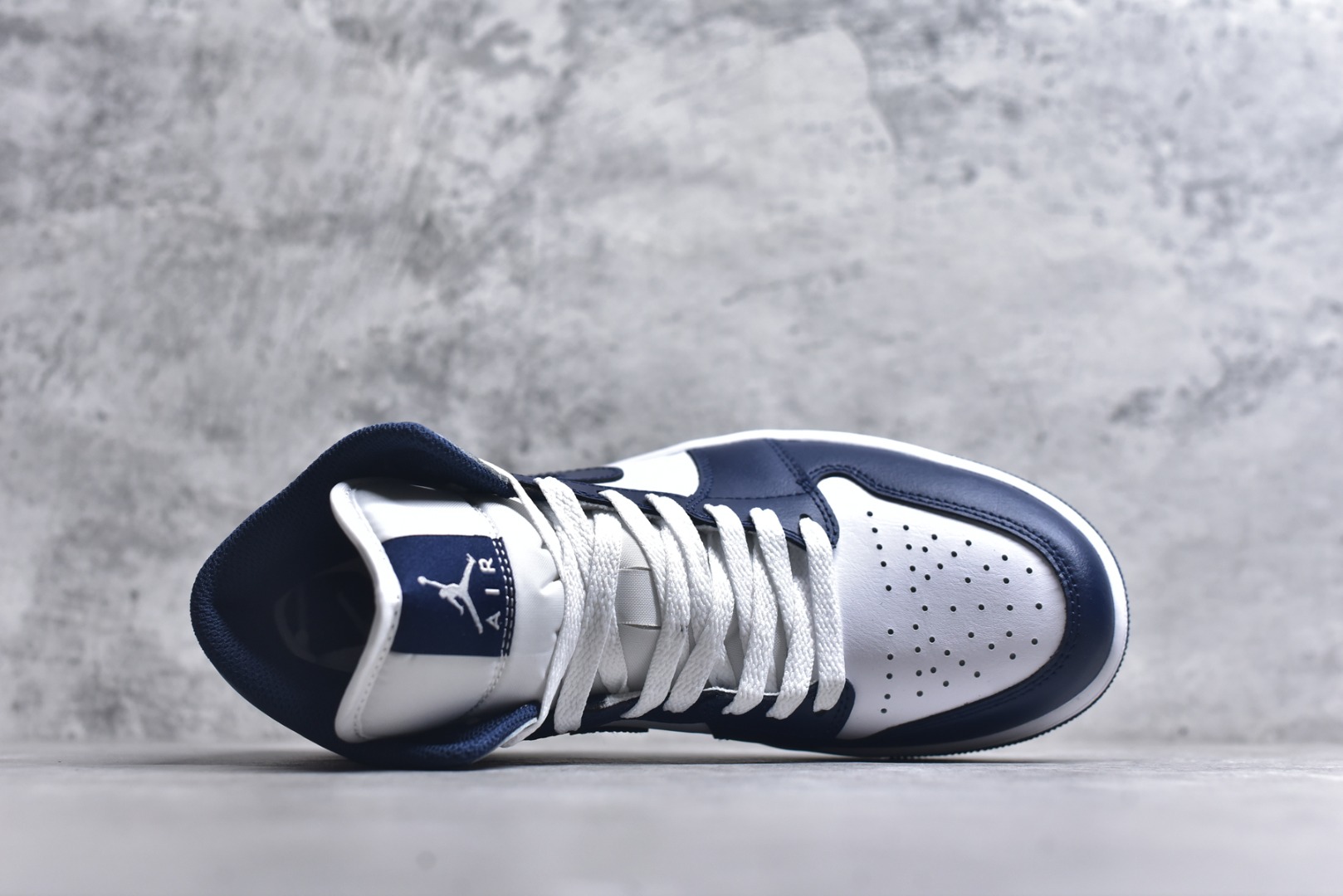 图片[4]-#Air Jordan AJ1 High 高帮全系列 性价比批次 原盒原配 大厂出品 原厂楦头纸板数据开发 鞋型公整不松垮 采购头层皮料冲裁 高整洁度 上脚原汁原味的公司货既视感 原底独立模具 中底四线拉帮完美走线 原模大底咬花 实拍调校N版已经零色差零失真 百分百还原实物色彩所见即所得 不存在货不对板色差等低级问题 选购参考实物拍摄 不混卖不参货 只用心做好货严格选品 承诺混一赔十 尺码：36 36.5 37.5 38 38.5 39 40 40.5 41 42 42.5 43 44 44.5 45-选品中心