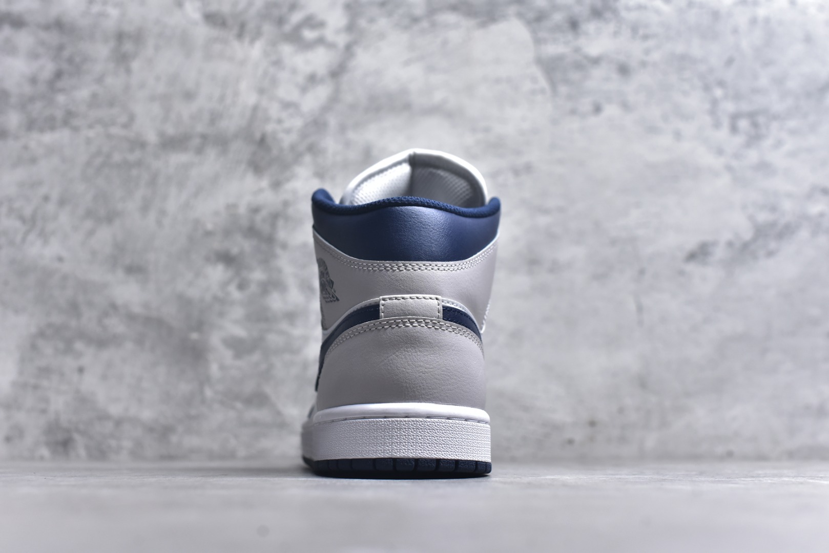 图片[5]-#Air Jordan AJ1 High 高帮全系列 性价比批次 原盒原配 大厂出品 原厂楦头纸板数据开发 鞋型公整不松垮 采购头层皮料冲裁 高整洁度 上脚原汁原味的公司货既视感 原底独立模具 中底四线拉帮完美走线 原模大底咬花 实拍调校N版已经零色差零失真 百分百还原实物色彩所见即所得 不存在货不对板色差等低级问题 选购参考实物拍摄 不混卖不参货 只用心做好货严格选品 承诺混一赔十 尺码：36 36.5 37.5 38 38.5 39 40 40.5 41 42 42.5 43 44 44.5 45-选品中心