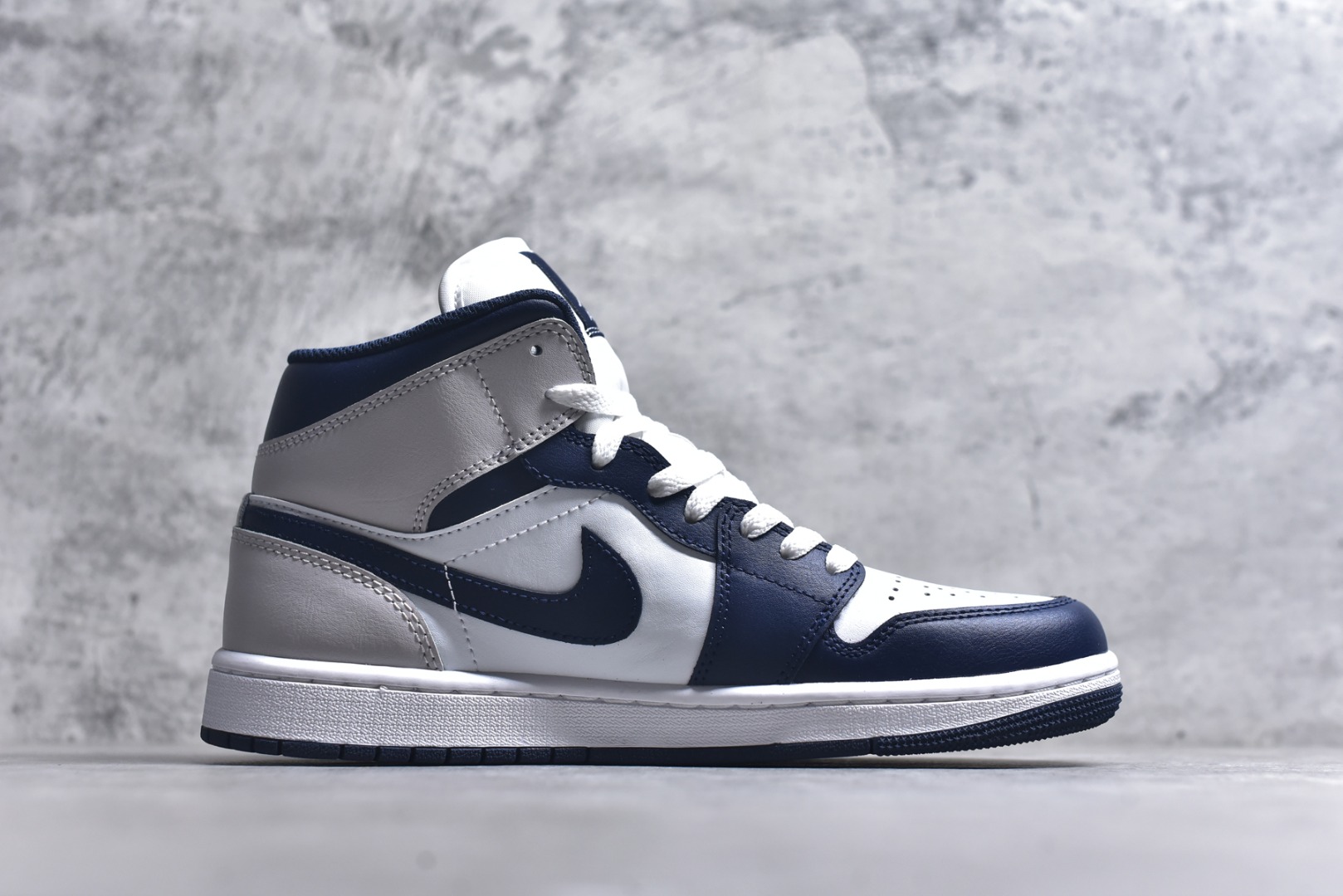 图片[3]-#Air Jordan AJ1 High 高帮全系列 性价比批次 原盒原配 大厂出品 原厂楦头纸板数据开发 鞋型公整不松垮 采购头层皮料冲裁 高整洁度 上脚原汁原味的公司货既视感 原底独立模具 中底四线拉帮完美走线 原模大底咬花 实拍调校N版已经零色差零失真 百分百还原实物色彩所见即所得 不存在货不对板色差等低级问题 选购参考实物拍摄 不混卖不参货 只用心做好货严格选品 承诺混一赔十 尺码：36 36.5 37.5 38 38.5 39 40 40.5 41 42 42.5 43 44 44.5 45-选品中心