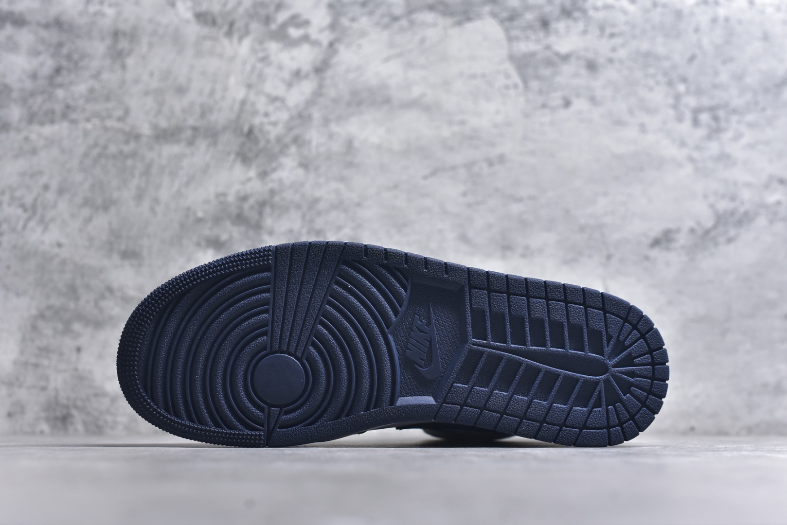 图片[6]-#Air Jordan AJ1 High 高帮全系列 性价比批次 原盒原配 大厂出品 原厂楦头纸板数据开发 鞋型公整不松垮 采购头层皮料冲裁 高整洁度 上脚原汁原味的公司货既视感 原底独立模具 中底四线拉帮完美走线 原模大底咬花 实拍调校N版已经零色差零失真 百分百还原实物色彩所见即所得 不存在货不对板色差等低级问题 选购参考实物拍摄 不混卖不参货 只用心做好货严格选品 承诺混一赔十 尺码：36 36.5 37.5 38 38.5 39 40 40.5 41 42 42.5 43 44 44.5 45-选品中心