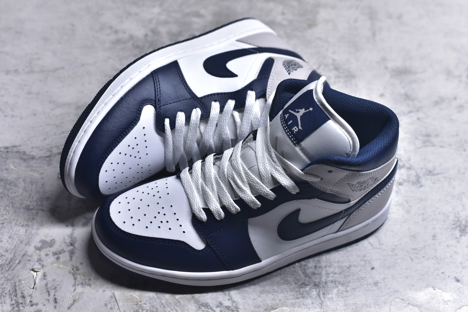 图片[7]-#Air Jordan AJ1 High 高帮全系列 性价比批次 原盒原配 大厂出品 原厂楦头纸板数据开发 鞋型公整不松垮 采购头层皮料冲裁 高整洁度 上脚原汁原味的公司货既视感 原底独立模具 中底四线拉帮完美走线 原模大底咬花 实拍调校N版已经零色差零失真 百分百还原实物色彩所见即所得 不存在货不对板色差等低级问题 选购参考实物拍摄 不混卖不参货 只用心做好货严格选品 承诺混一赔十 尺码：36 36.5 37.5 38 38.5 39 40 40.5 41 42 42.5 43 44 44.5 45-选品中心