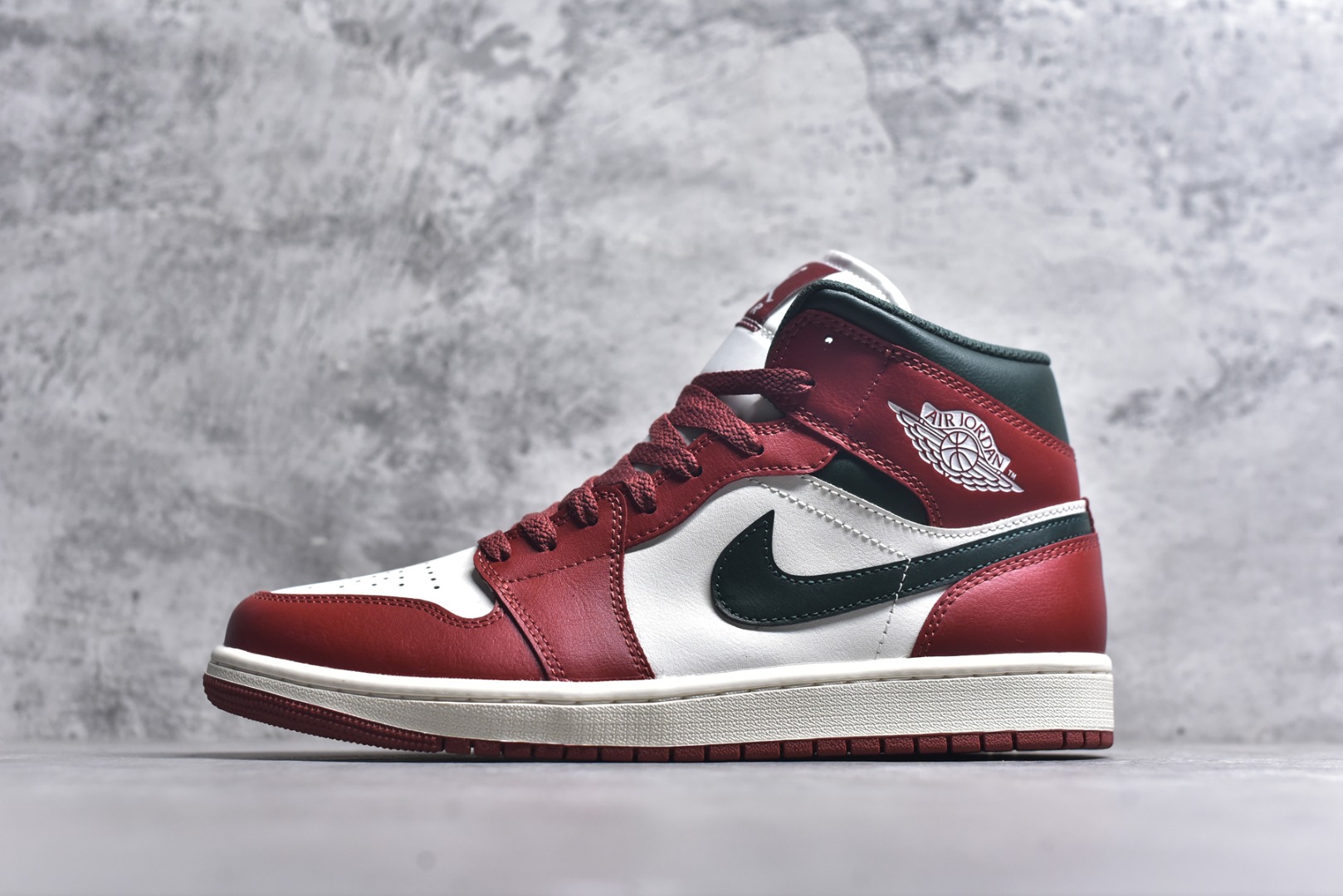 #Air Jordan AJ1 High 高帮全系列 性价比批次 原盒原配 大厂出品 原厂楦头纸板数据开发 鞋型公整不松垮 采购头层皮料冲裁 高整洁度 上脚原汁原味的公司货既视感 原底独立模具 中底四线拉帮完美走线 原模大底咬花 实拍调校N版已经零色差零失真 百分百还原实物色彩所见即所得 不存在货不对板色差等低级问题 选购参考实物拍摄 不混卖不参货 只用心做好货严格选品 承诺混一赔十 尺码：36 36.5 37.5 38 38.5 39 40 40.5 41 42 42.5 43 44 44.5 45-选品中心