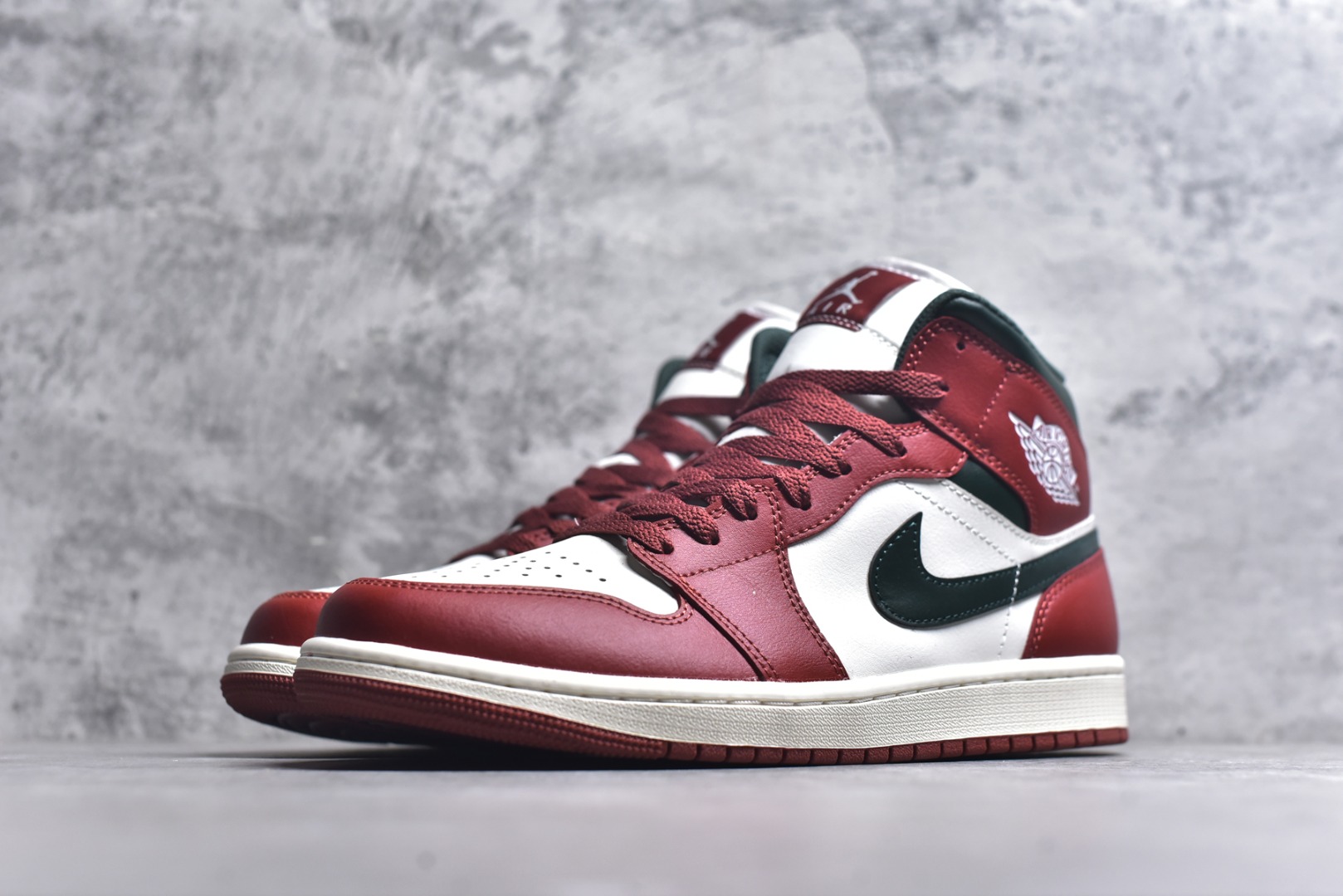 图片[2]-#Air Jordan AJ1 High 高帮全系列 性价比批次 原盒原配 大厂出品 原厂楦头纸板数据开发 鞋型公整不松垮 采购头层皮料冲裁 高整洁度 上脚原汁原味的公司货既视感 原底独立模具 中底四线拉帮完美走线 原模大底咬花 实拍调校N版已经零色差零失真 百分百还原实物色彩所见即所得 不存在货不对板色差等低级问题 选购参考实物拍摄 不混卖不参货 只用心做好货严格选品 承诺混一赔十 尺码：36 36.5 37.5 38 38.5 39 40 40.5 41 42 42.5 43 44 44.5 45-选品中心