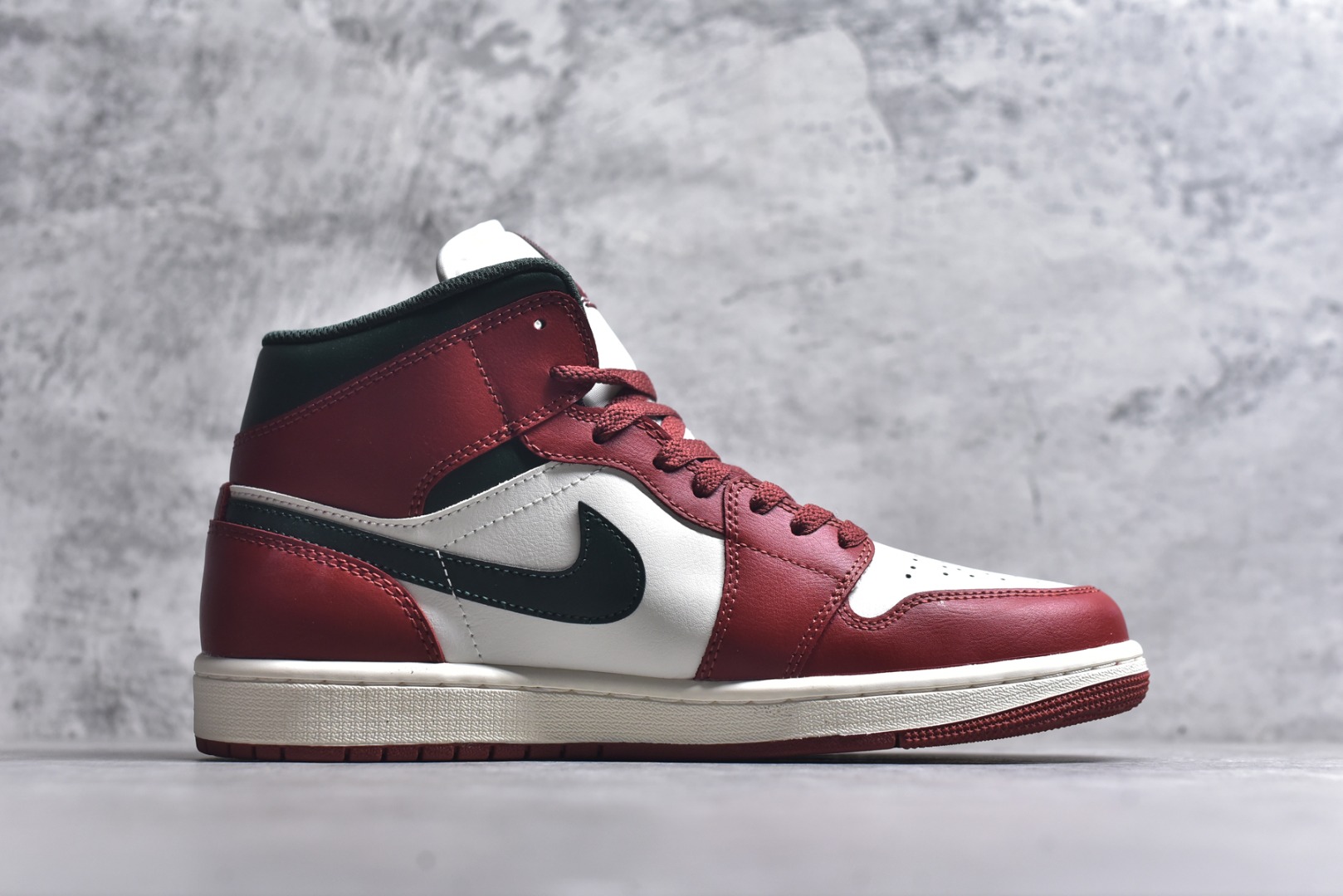 图片[3]-#Air Jordan AJ1 High 高帮全系列 性价比批次 原盒原配 大厂出品 原厂楦头纸板数据开发 鞋型公整不松垮 采购头层皮料冲裁 高整洁度 上脚原汁原味的公司货既视感 原底独立模具 中底四线拉帮完美走线 原模大底咬花 实拍调校N版已经零色差零失真 百分百还原实物色彩所见即所得 不存在货不对板色差等低级问题 选购参考实物拍摄 不混卖不参货 只用心做好货严格选品 承诺混一赔十 尺码：36 36.5 37.5 38 38.5 39 40 40.5 41 42 42.5 43 44 44.5 45-选品中心