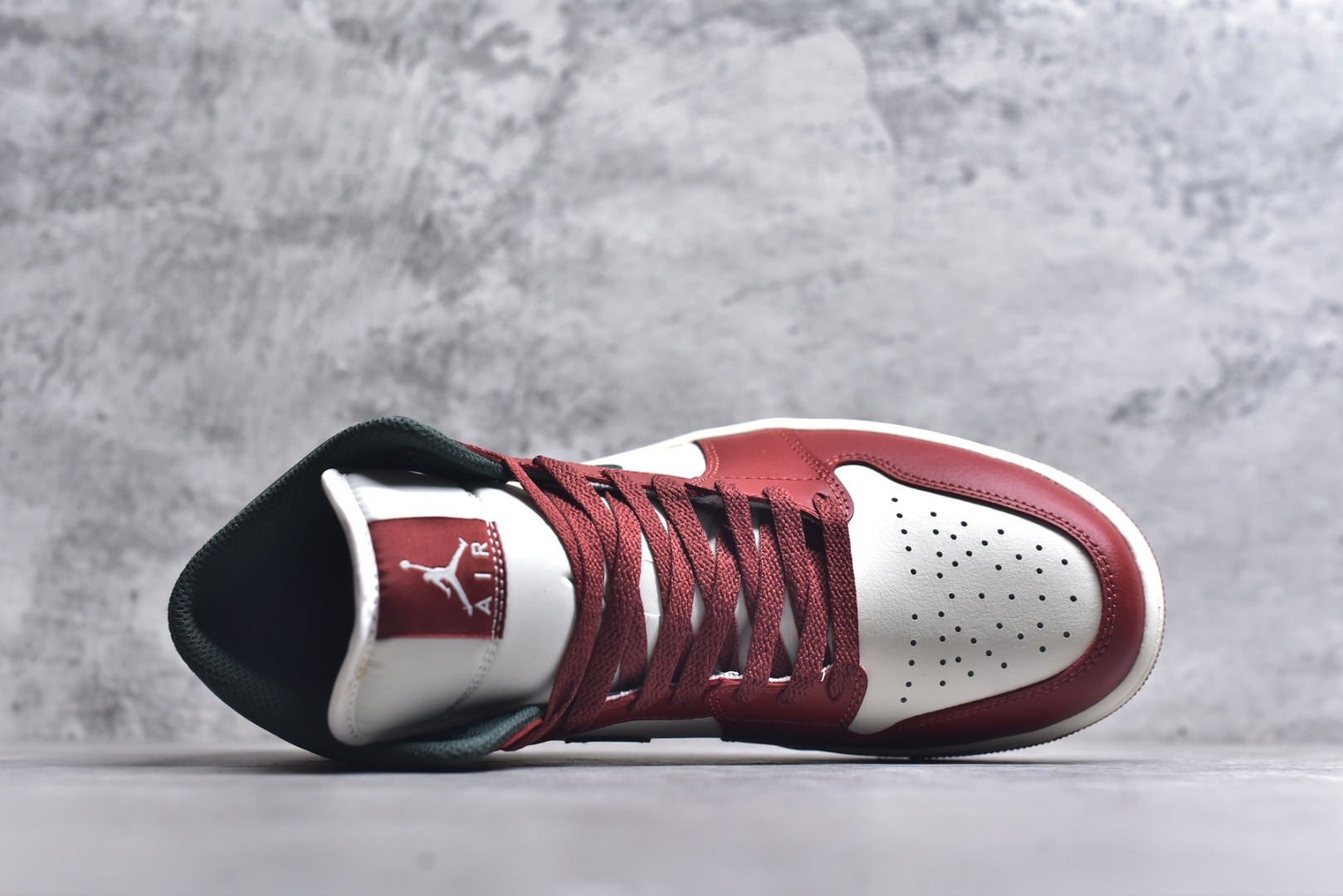 图片[4]-#Air Jordan AJ1 High 高帮全系列 性价比批次 原盒原配 大厂出品 原厂楦头纸板数据开发 鞋型公整不松垮 采购头层皮料冲裁 高整洁度 上脚原汁原味的公司货既视感 原底独立模具 中底四线拉帮完美走线 原模大底咬花 实拍调校N版已经零色差零失真 百分百还原实物色彩所见即所得 不存在货不对板色差等低级问题 选购参考实物拍摄 不混卖不参货 只用心做好货严格选品 承诺混一赔十 尺码：36 36.5 37.5 38 38.5 39 40 40.5 41 42 42.5 43 44 44.5 45-选品中心