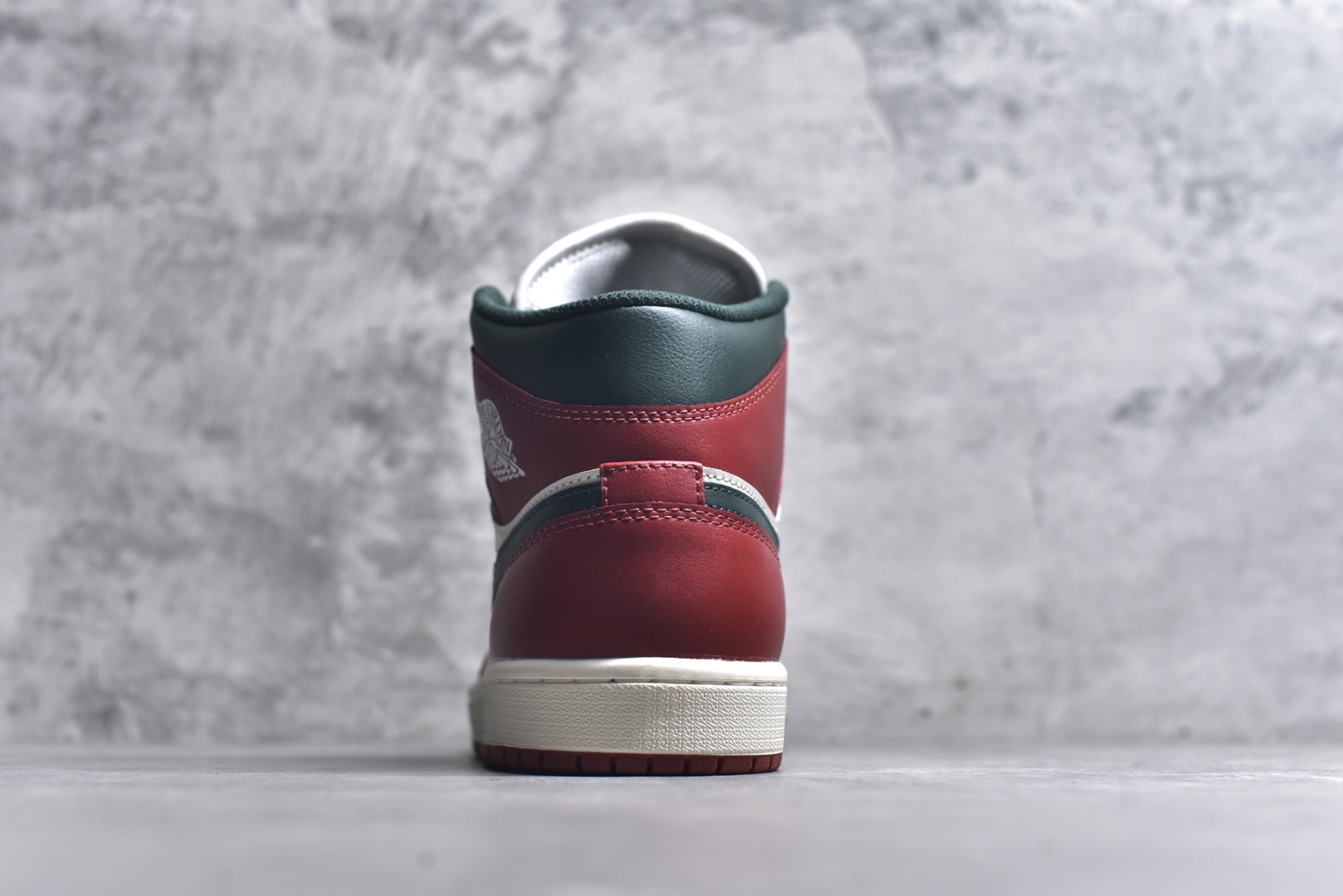 图片[5]-#Air Jordan AJ1 High 高帮全系列 性价比批次 原盒原配 大厂出品 原厂楦头纸板数据开发 鞋型公整不松垮 采购头层皮料冲裁 高整洁度 上脚原汁原味的公司货既视感 原底独立模具 中底四线拉帮完美走线 原模大底咬花 实拍调校N版已经零色差零失真 百分百还原实物色彩所见即所得 不存在货不对板色差等低级问题 选购参考实物拍摄 不混卖不参货 只用心做好货严格选品 承诺混一赔十 尺码：36 36.5 37.5 38 38.5 39 40 40.5 41 42 42.5 43 44 44.5 45-选品中心