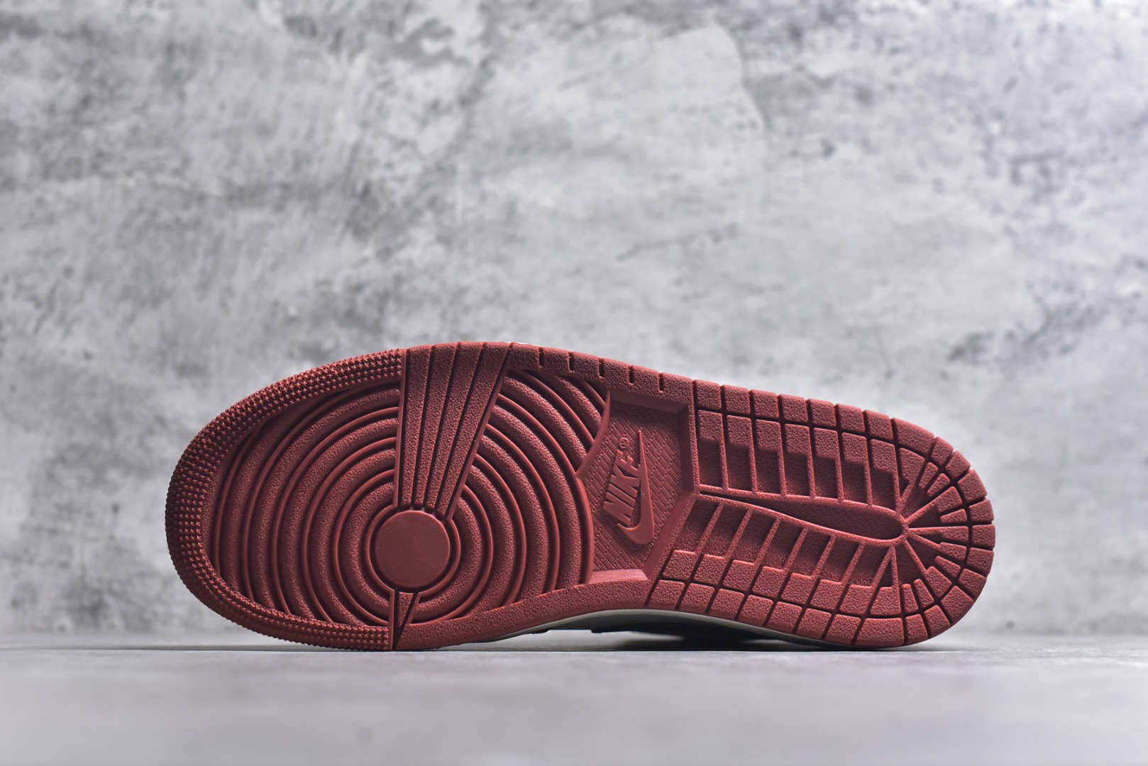 图片[6]-#Air Jordan AJ1 High 高帮全系列 性价比批次 原盒原配 大厂出品 原厂楦头纸板数据开发 鞋型公整不松垮 采购头层皮料冲裁 高整洁度 上脚原汁原味的公司货既视感 原底独立模具 中底四线拉帮完美走线 原模大底咬花 实拍调校N版已经零色差零失真 百分百还原实物色彩所见即所得 不存在货不对板色差等低级问题 选购参考实物拍摄 不混卖不参货 只用心做好货严格选品 承诺混一赔十 尺码：36 36.5 37.5 38 38.5 39 40 40.5 41 42 42.5 43 44 44.5 45-选品中心