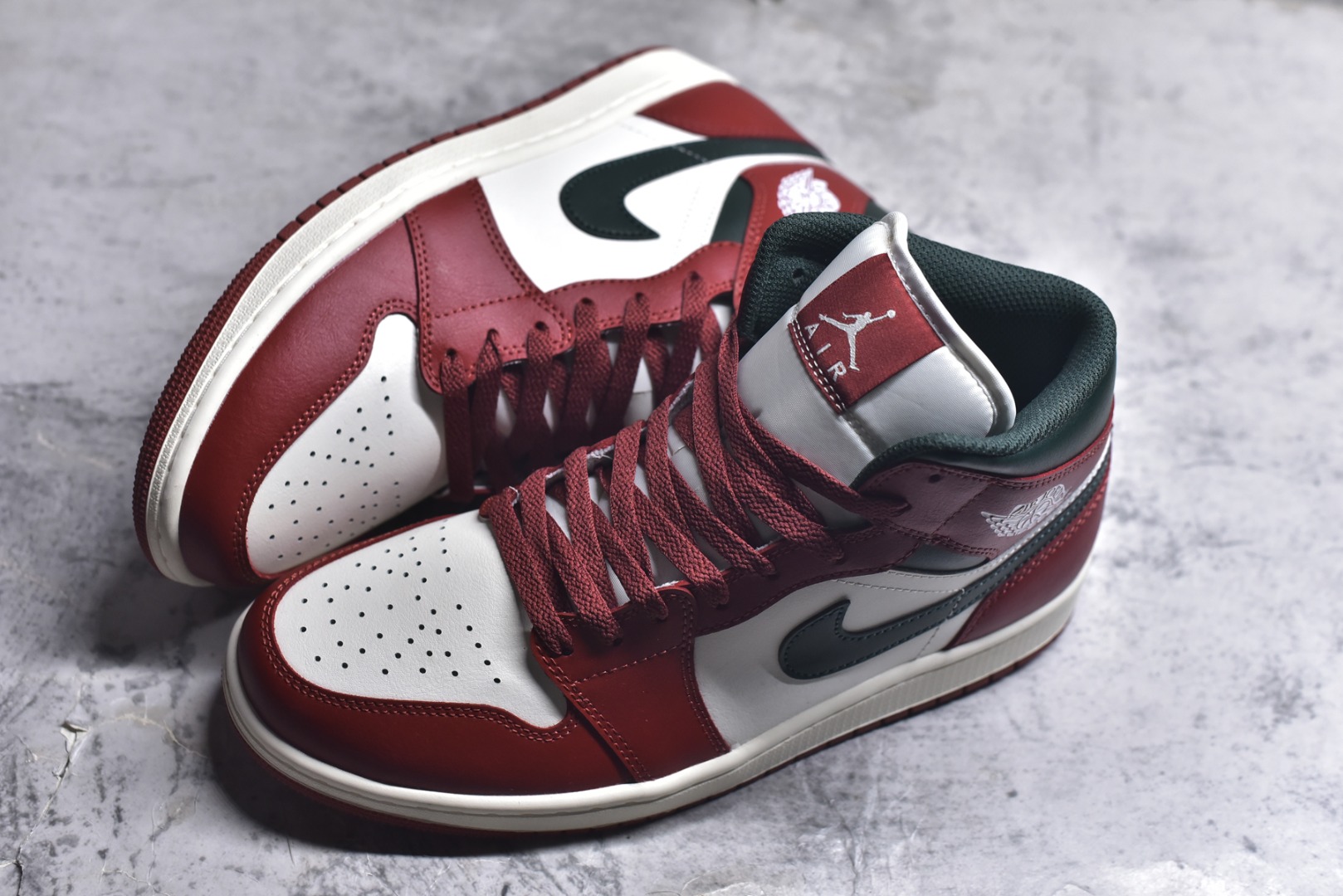 图片[7]-#Air Jordan AJ1 High 高帮全系列 性价比批次 原盒原配 大厂出品 原厂楦头纸板数据开发 鞋型公整不松垮 采购头层皮料冲裁 高整洁度 上脚原汁原味的公司货既视感 原底独立模具 中底四线拉帮完美走线 原模大底咬花 实拍调校N版已经零色差零失真 百分百还原实物色彩所见即所得 不存在货不对板色差等低级问题 选购参考实物拍摄 不混卖不参货 只用心做好货严格选品 承诺混一赔十 尺码：36 36.5 37.5 38 38.5 39 40 40.5 41 42 42.5 43 44 44.5 45-选品中心