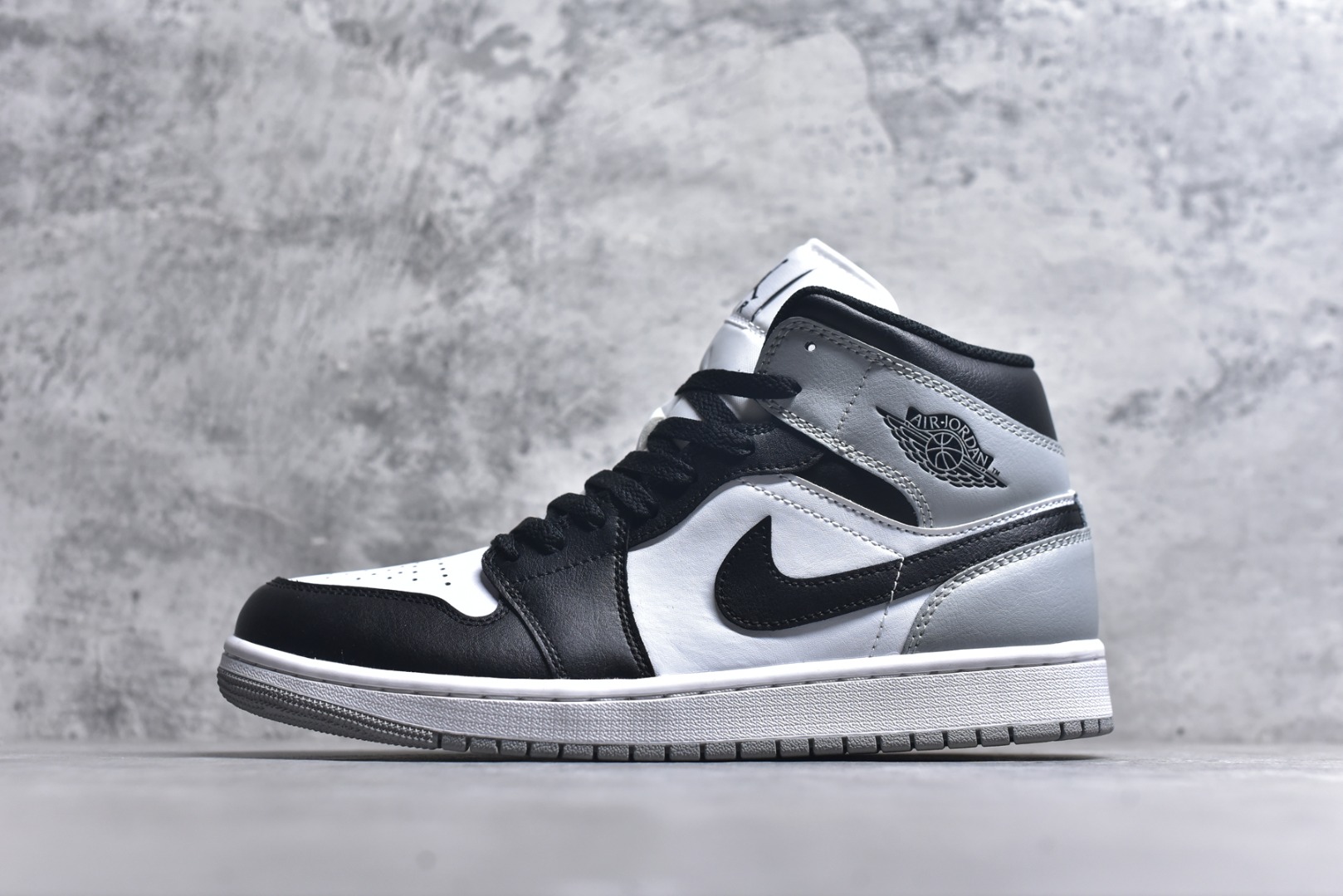 #Air Jordan AJ1 High 高帮全系列 性价比批次 原盒原配 大厂出品 原厂楦头纸板数据开发 鞋型公整不松垮 采购头层皮料冲裁 高整洁度 上脚原汁原味的公司货既视感 原底独立模具 中底四线拉帮完美走线 原模大底咬花 实拍调校N版已经零色差零失真 百分百还原实物色彩所见即所得 不存在货不对板色差等低级问题 选购参考实物拍摄 不混卖不参货 只用心做好货严格选品 承诺混一赔十 尺码：36 36.5 37.5 38 38.5 39 40 40.5 41 42 42.5 43 44 44.5 45-选品中心