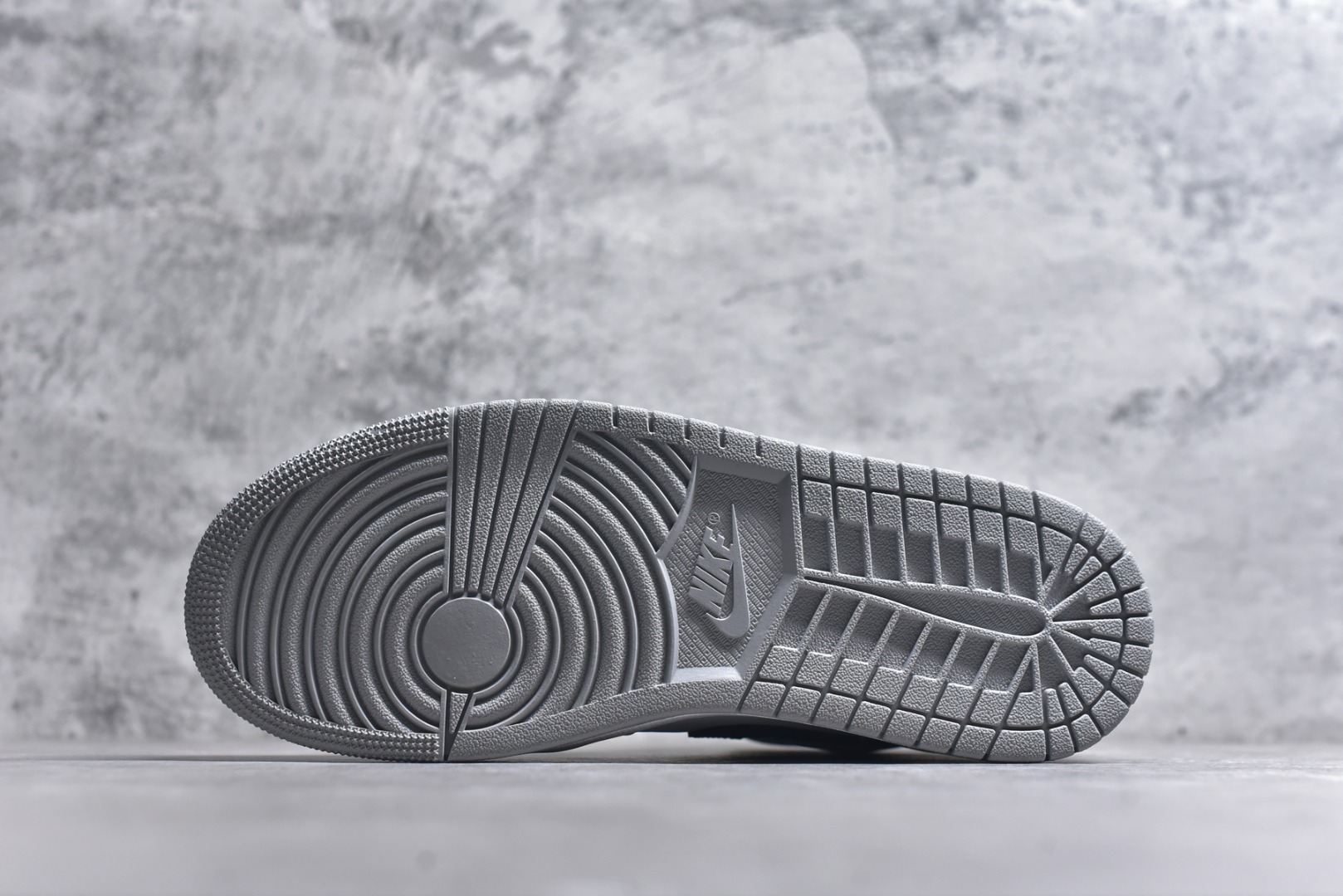 图片[6]-#Air Jordan AJ1 High 高帮全系列 性价比批次 原盒原配 大厂出品 原厂楦头纸板数据开发 鞋型公整不松垮 采购头层皮料冲裁 高整洁度 上脚原汁原味的公司货既视感 原底独立模具 中底四线拉帮完美走线 原模大底咬花 实拍调校N版已经零色差零失真 百分百还原实物色彩所见即所得 不存在货不对板色差等低级问题 选购参考实物拍摄 不混卖不参货 只用心做好货严格选品 承诺混一赔十 尺码：36 36.5 37.5 38 38.5 39 40 40.5 41 42 42.5 43 44 44.5 45-选品中心