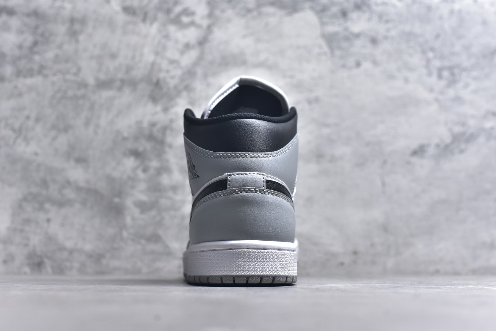 图片[5]-#Air Jordan AJ1 High 高帮全系列 性价比批次 原盒原配 大厂出品 原厂楦头纸板数据开发 鞋型公整不松垮 采购头层皮料冲裁 高整洁度 上脚原汁原味的公司货既视感 原底独立模具 中底四线拉帮完美走线 原模大底咬花 实拍调校N版已经零色差零失真 百分百还原实物色彩所见即所得 不存在货不对板色差等低级问题 选购参考实物拍摄 不混卖不参货 只用心做好货严格选品 承诺混一赔十 尺码：36 36.5 37.5 38 38.5 39 40 40.5 41 42 42.5 43 44 44.5 45-选品中心