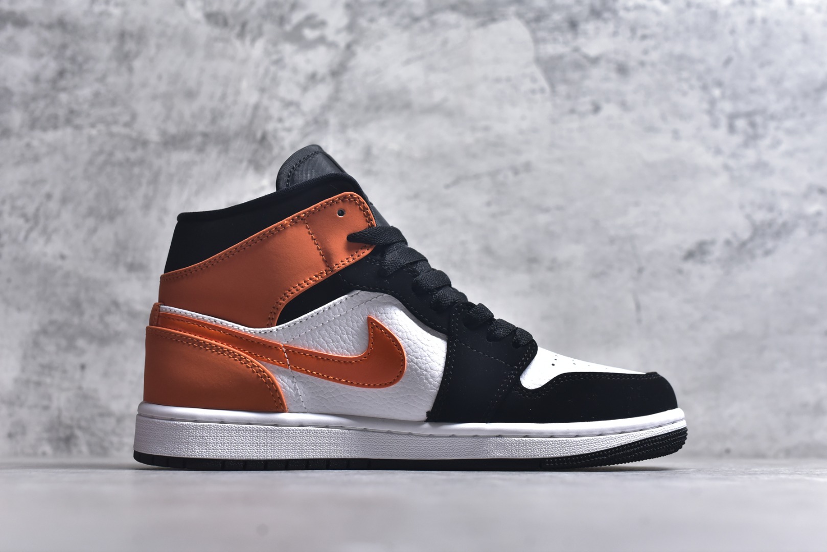 图片[3]-#Air Jordan AJ1 High 高帮全系列 性价比批次 原盒原配 大厂出品 原厂楦头纸板数据开发 鞋型公整不松垮 采购头层皮料冲裁 高整洁度 上脚原汁原味的公司货既视感 原底独立模具 中底四线拉帮完美走线 原模大底咬花 实拍调校N版已经零色差零失真 百分百还原实物色彩所见即所得 不存在货不对板色差等低级问题 选购参考实物拍摄 不混卖不参货 只用心做好货严格选品 承诺混一赔十 尺码：36 36.5 37.5 38 38.5 39 40 40.5 41 42 42.5 43 44 44.5 45-选品中心