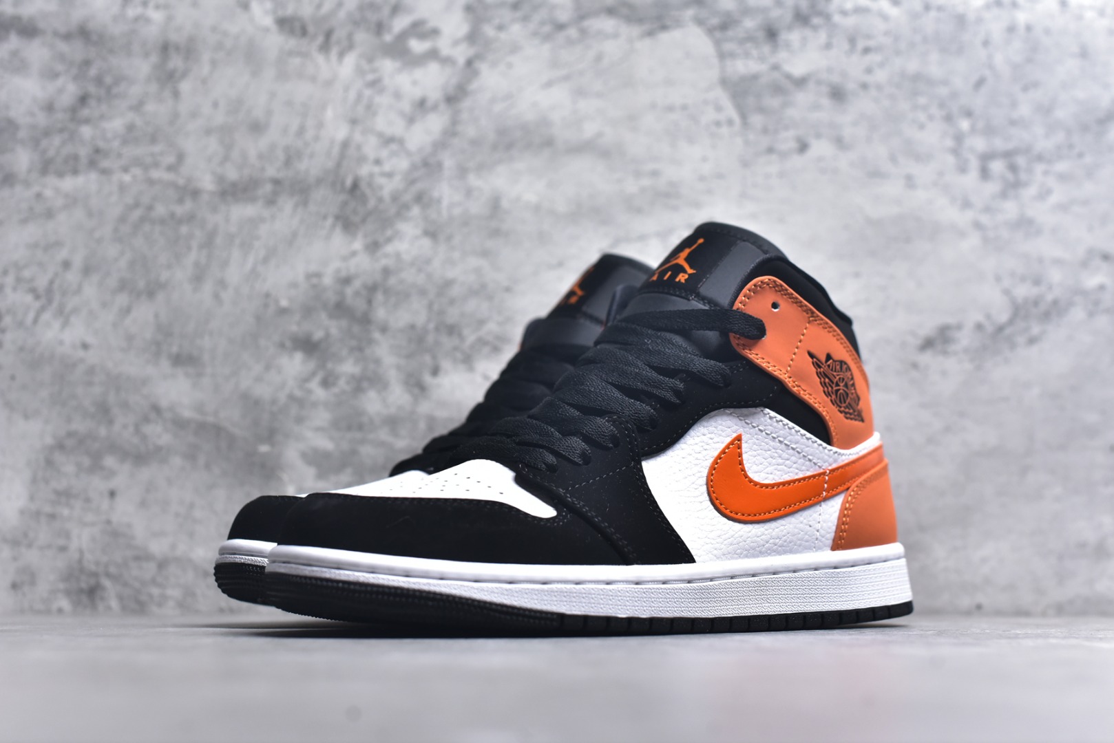 图片[2]-#Air Jordan AJ1 High 高帮全系列 性价比批次 原盒原配 大厂出品 原厂楦头纸板数据开发 鞋型公整不松垮 采购头层皮料冲裁 高整洁度 上脚原汁原味的公司货既视感 原底独立模具 中底四线拉帮完美走线 原模大底咬花 实拍调校N版已经零色差零失真 百分百还原实物色彩所见即所得 不存在货不对板色差等低级问题 选购参考实物拍摄 不混卖不参货 只用心做好货严格选品 承诺混一赔十 尺码：36 36.5 37.5 38 38.5 39 40 40.5 41 42 42.5 43 44 44.5 45-选品中心