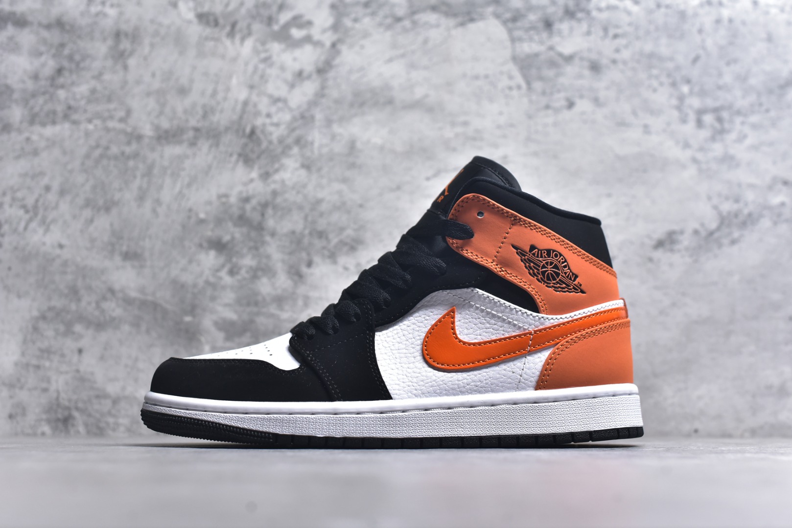 #Air Jordan AJ1 High 高帮全系列 性价比批次 原盒原配 大厂出品 原厂楦头纸板数据开发 鞋型公整不松垮 采购头层皮料冲裁 高整洁度 上脚原汁原味的公司货既视感 原底独立模具 中底四线拉帮完美走线 原模大底咬花 实拍调校N版已经零色差零失真 百分百还原实物色彩所见即所得 不存在货不对板色差等低级问题 选购参考实物拍摄 不混卖不参货 只用心做好货严格选品 承诺混一赔十 尺码：36 36.5 37.5 38 38.5 39 40 40.5 41 42 42.5 43 44 44.5 45-选品中心