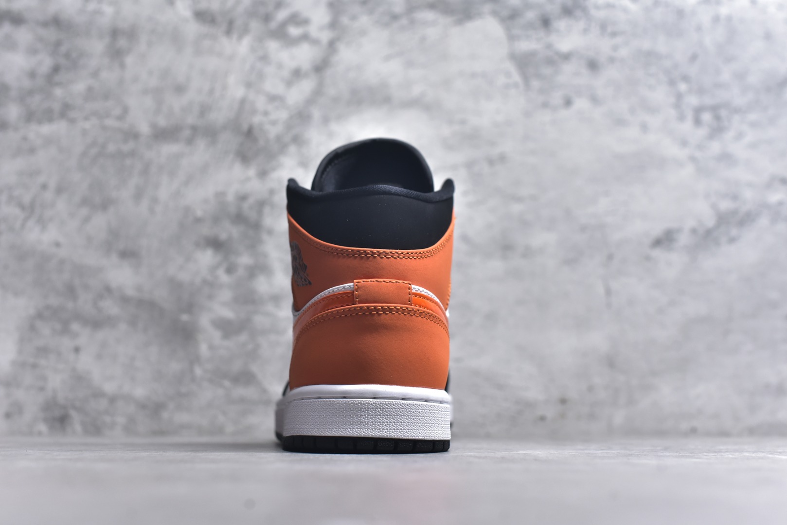 图片[5]-#Air Jordan AJ1 High 高帮全系列 性价比批次 原盒原配 大厂出品 原厂楦头纸板数据开发 鞋型公整不松垮 采购头层皮料冲裁 高整洁度 上脚原汁原味的公司货既视感 原底独立模具 中底四线拉帮完美走线 原模大底咬花 实拍调校N版已经零色差零失真 百分百还原实物色彩所见即所得 不存在货不对板色差等低级问题 选购参考实物拍摄 不混卖不参货 只用心做好货严格选品 承诺混一赔十 尺码：36 36.5 37.5 38 38.5 39 40 40.5 41 42 42.5 43 44 44.5 45-选品中心