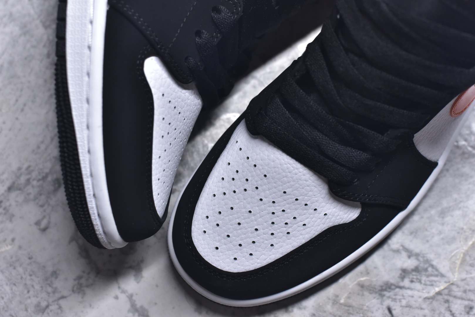 图片[8]-#Air Jordan AJ1 High 高帮全系列 性价比批次 原盒原配 大厂出品 原厂楦头纸板数据开发 鞋型公整不松垮 采购头层皮料冲裁 高整洁度 上脚原汁原味的公司货既视感 原底独立模具 中底四线拉帮完美走线 原模大底咬花 实拍调校N版已经零色差零失真 百分百还原实物色彩所见即所得 不存在货不对板色差等低级问题 选购参考实物拍摄 不混卖不参货 只用心做好货严格选品 承诺混一赔十 尺码：36 36.5 37.5 38 38.5 39 40 40.5 41 42 42.5 43 44 44.5 45-选品中心