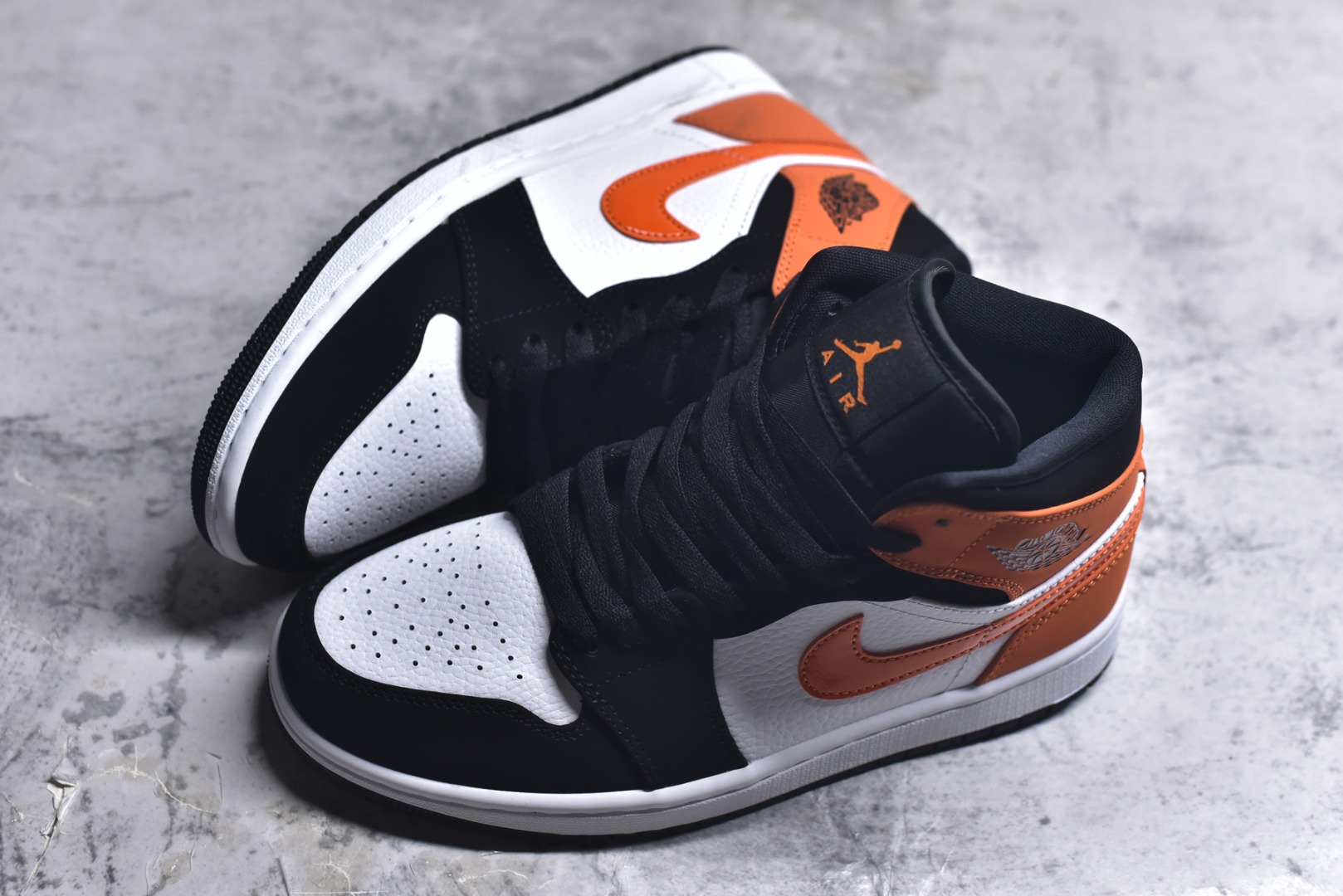 图片[7]-#Air Jordan AJ1 High 高帮全系列 性价比批次 原盒原配 大厂出品 原厂楦头纸板数据开发 鞋型公整不松垮 采购头层皮料冲裁 高整洁度 上脚原汁原味的公司货既视感 原底独立模具 中底四线拉帮完美走线 原模大底咬花 实拍调校N版已经零色差零失真 百分百还原实物色彩所见即所得 不存在货不对板色差等低级问题 选购参考实物拍摄 不混卖不参货 只用心做好货严格选品 承诺混一赔十 尺码：36 36.5 37.5 38 38.5 39 40 40.5 41 42 42.5 43 44 44.5 45-选品中心