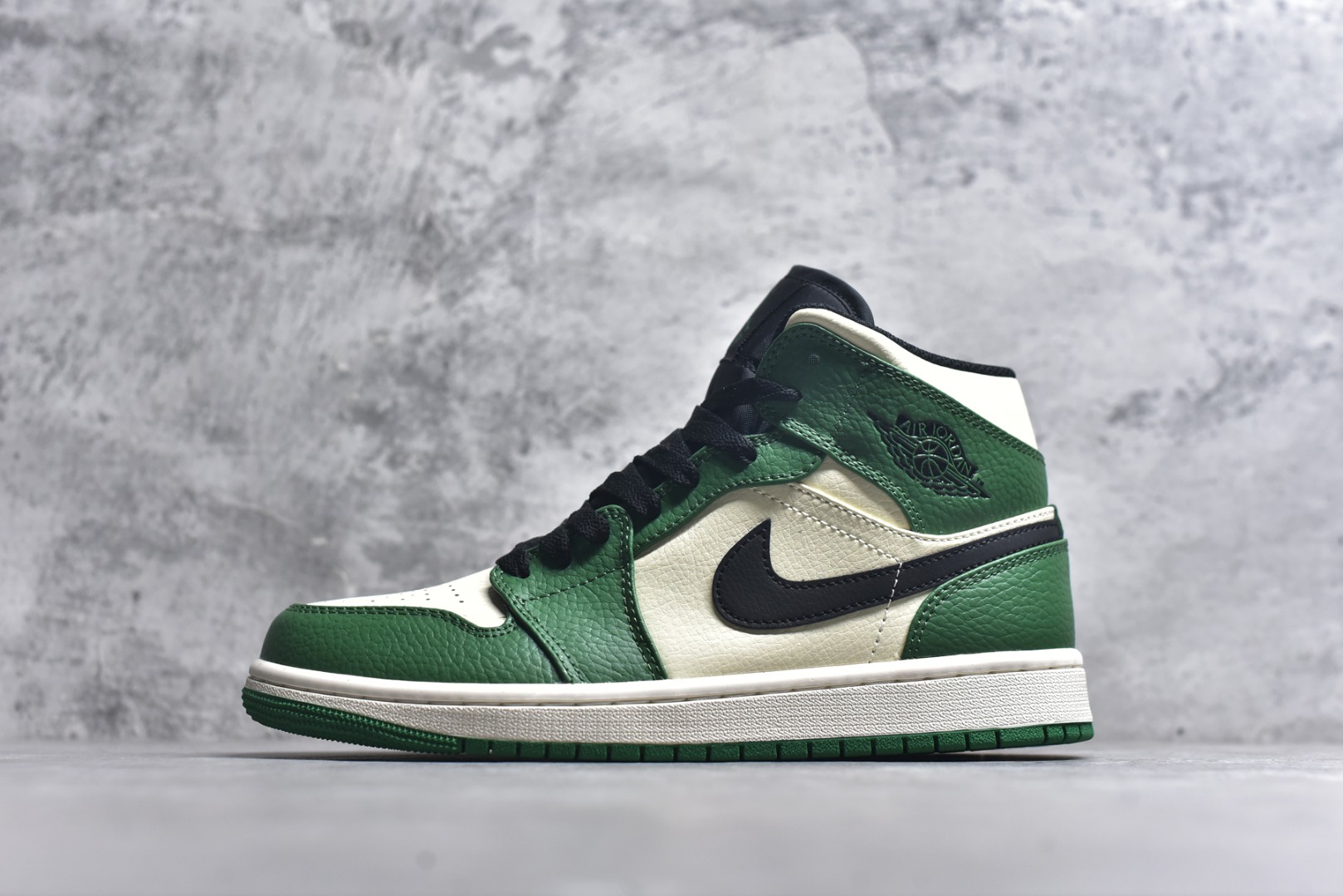 #Air Jordan AJ1 High 高帮全系列 性价比批次 原盒原配 大厂出品 原厂楦头纸板数据开发 鞋型公整不松垮 采购头层皮料冲裁 高整洁度 上脚原汁原味的公司货既视感 原底独立模具 中底四线拉帮完美走线 原模大底咬花 实拍调校N版已经零色差零失真 百分百还原实物色彩所见即所得 不存在货不对板色差等低级问题 选购参考实物拍摄 不混卖不参货 只用心做好货严格选品 承诺混一赔十 尺码：36 36.5 37.5 38 38.5 39 40 40.5 41 42 42.5 43 44 44.5 45-选品中心
