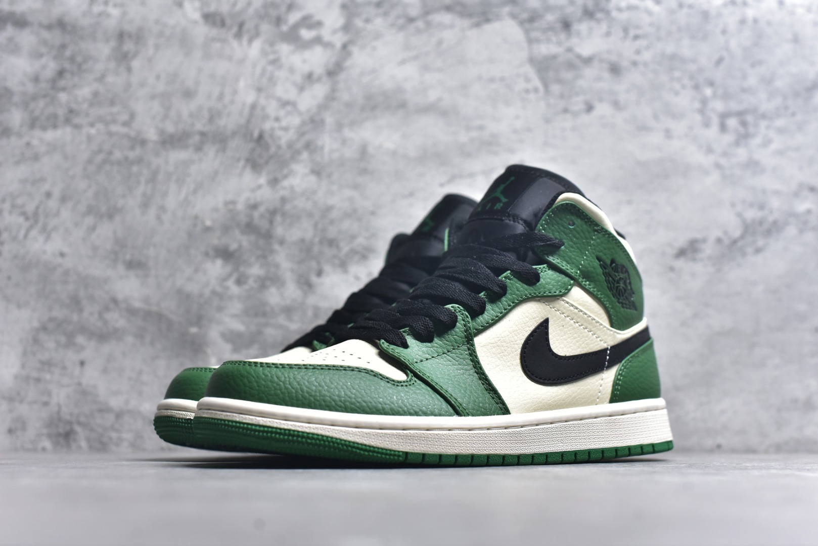 图片[2]-#Air Jordan AJ1 High 高帮全系列 性价比批次 原盒原配 大厂出品 原厂楦头纸板数据开发 鞋型公整不松垮 采购头层皮料冲裁 高整洁度 上脚原汁原味的公司货既视感 原底独立模具 中底四线拉帮完美走线 原模大底咬花 实拍调校N版已经零色差零失真 百分百还原实物色彩所见即所得 不存在货不对板色差等低级问题 选购参考实物拍摄 不混卖不参货 只用心做好货严格选品 承诺混一赔十 尺码：36 36.5 37.5 38 38.5 39 40 40.5 41 42 42.5 43 44 44.5 45-选品中心