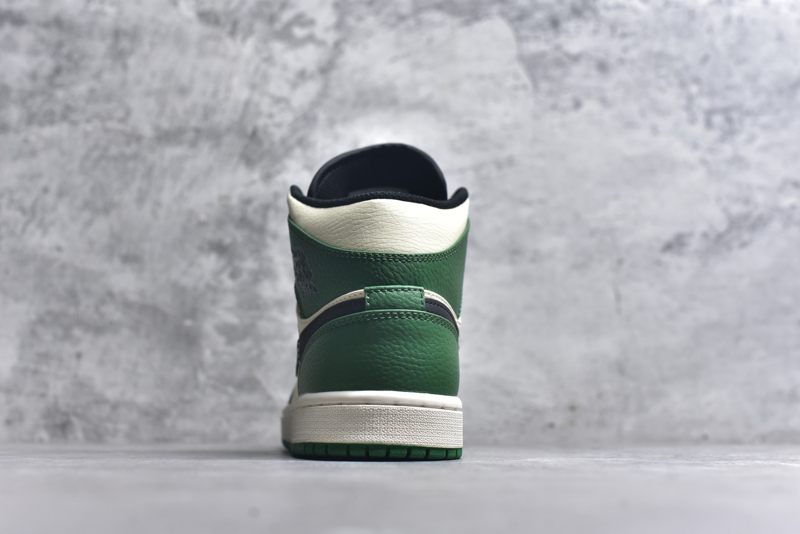 图片[5]-#Air Jordan AJ1 High 高帮全系列 性价比批次 原盒原配 大厂出品 原厂楦头纸板数据开发 鞋型公整不松垮 采购头层皮料冲裁 高整洁度 上脚原汁原味的公司货既视感 原底独立模具 中底四线拉帮完美走线 原模大底咬花 实拍调校N版已经零色差零失真 百分百还原实物色彩所见即所得 不存在货不对板色差等低级问题 选购参考实物拍摄 不混卖不参货 只用心做好货严格选品 承诺混一赔十 尺码：36 36.5 37.5 38 38.5 39 40 40.5 41 42 42.5 43 44 44.5 45-选品中心