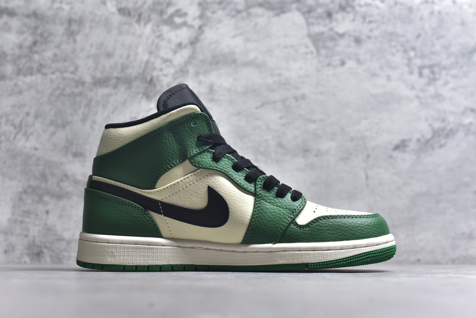 图片[3]-#Air Jordan AJ1 High 高帮全系列 性价比批次 原盒原配 大厂出品 原厂楦头纸板数据开发 鞋型公整不松垮 采购头层皮料冲裁 高整洁度 上脚原汁原味的公司货既视感 原底独立模具 中底四线拉帮完美走线 原模大底咬花 实拍调校N版已经零色差零失真 百分百还原实物色彩所见即所得 不存在货不对板色差等低级问题 选购参考实物拍摄 不混卖不参货 只用心做好货严格选品 承诺混一赔十 尺码：36 36.5 37.5 38 38.5 39 40 40.5 41 42 42.5 43 44 44.5 45-选品中心